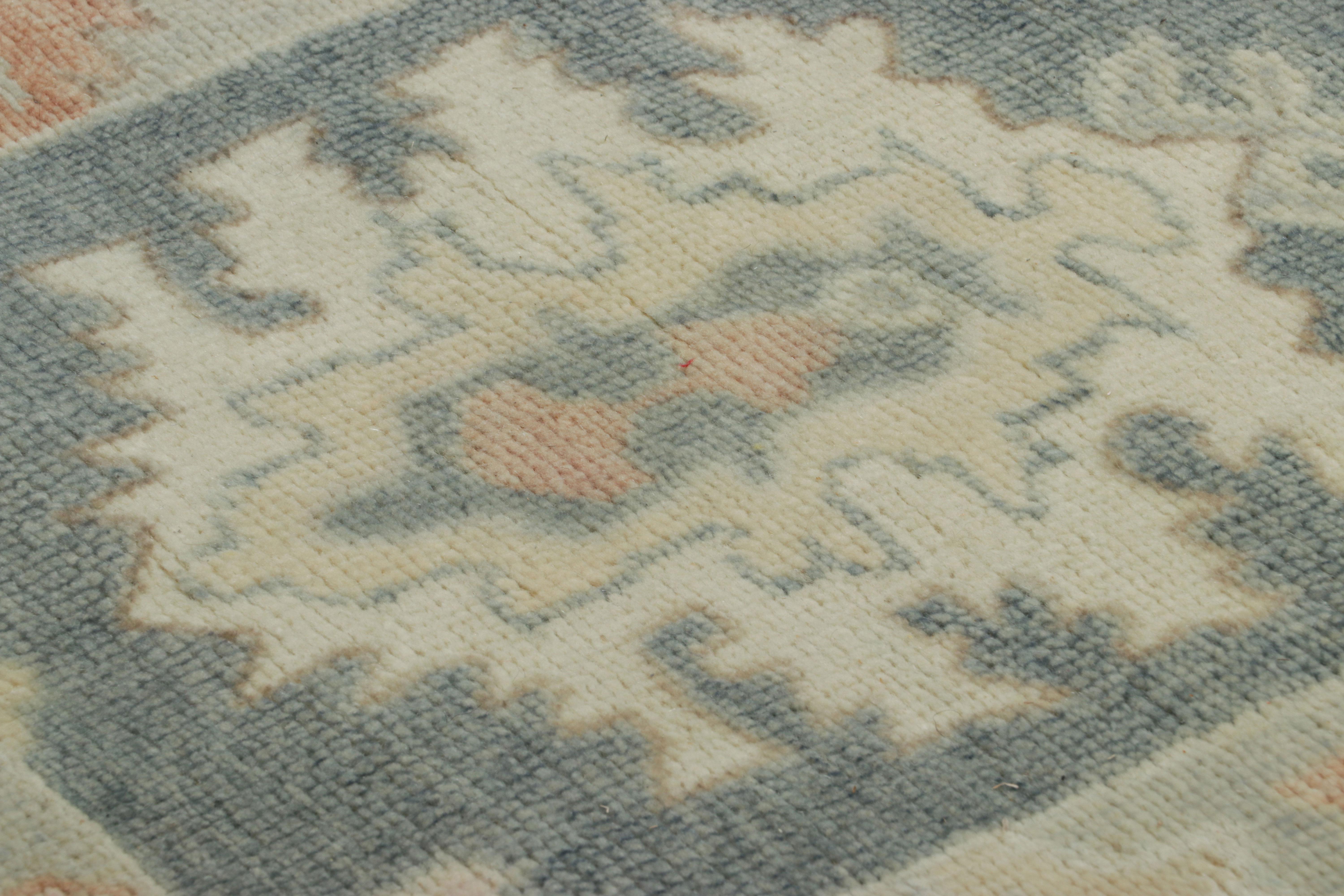 Oushak-Teppich von Rug & Kilim in Blau-Grau mit Medaillon und Blumenmuster (Wolle) im Angebot