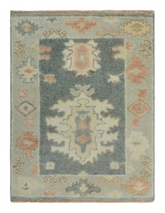 Rug & Kilim's Oushak Style Rug in Blue-Gray with Medallion and Florals (tapis de style Oushak bleu-gris avec médaillon et fleurs)