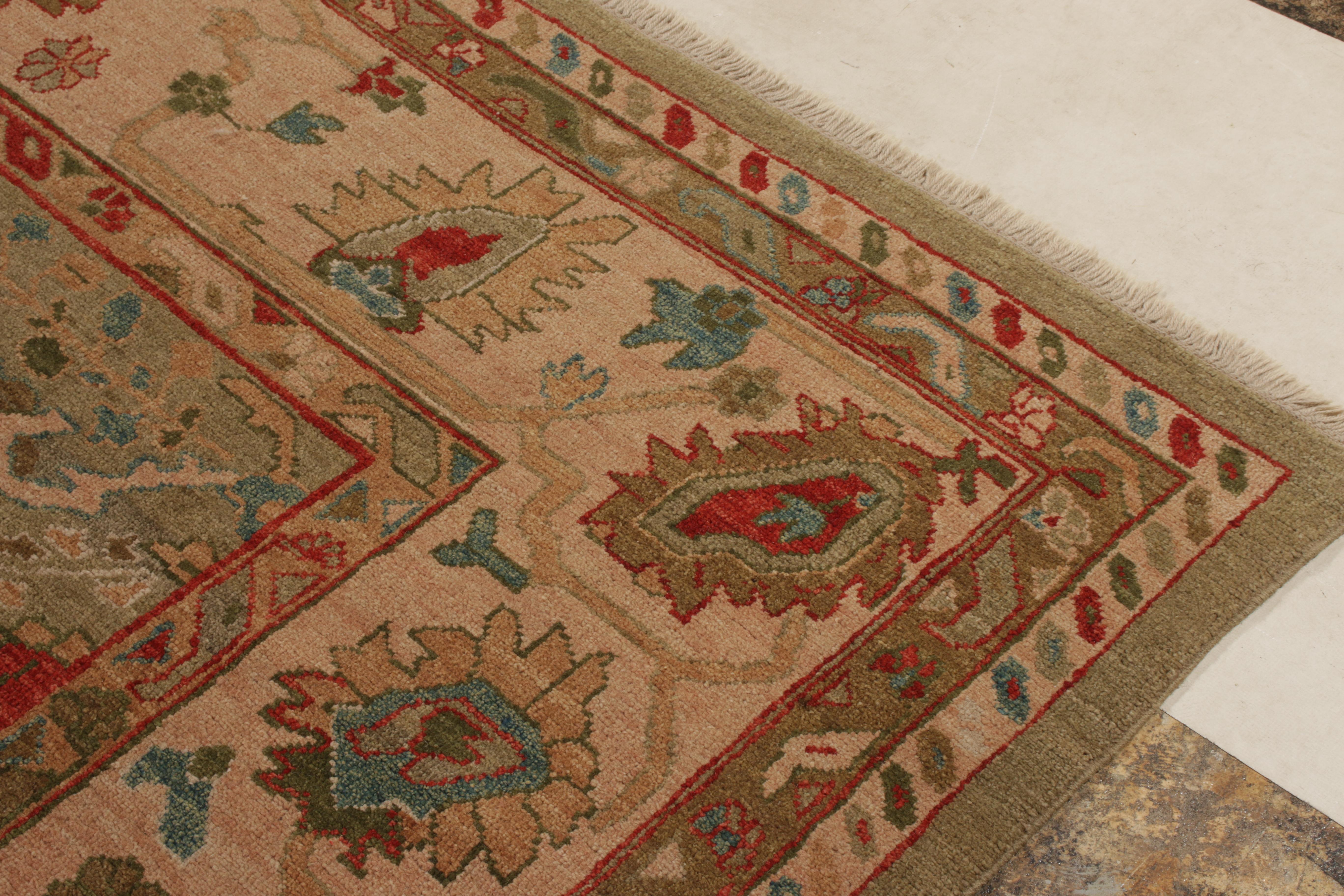 Lana Tappeto in stile Oushak di Rug & Kilim con motivi floreali blu, rossi e beige-marrone in vendita