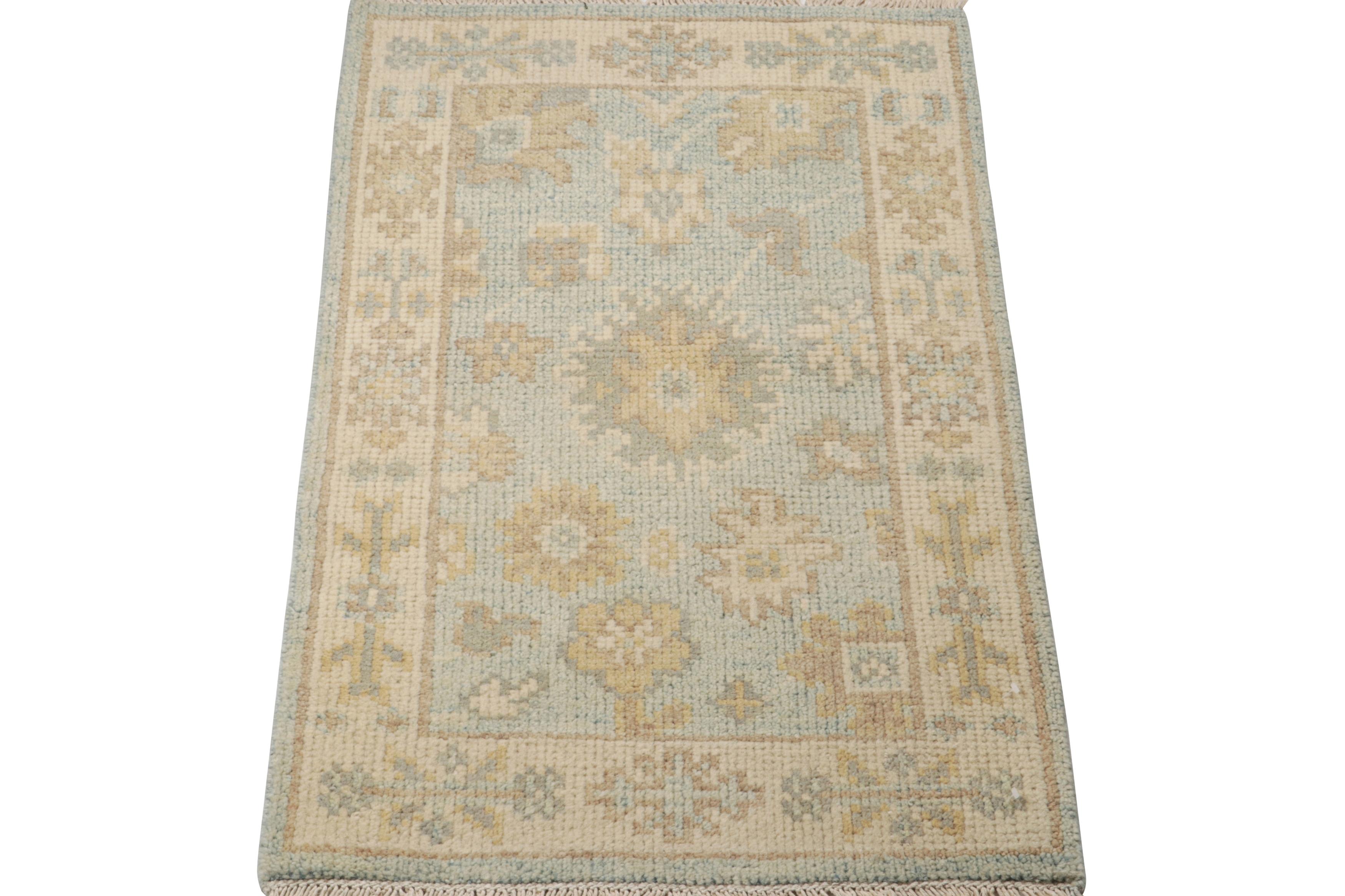 Alfombra estilo Oushak de Rug & Kilim en azul con motivos florales beige-marrón Indio en venta