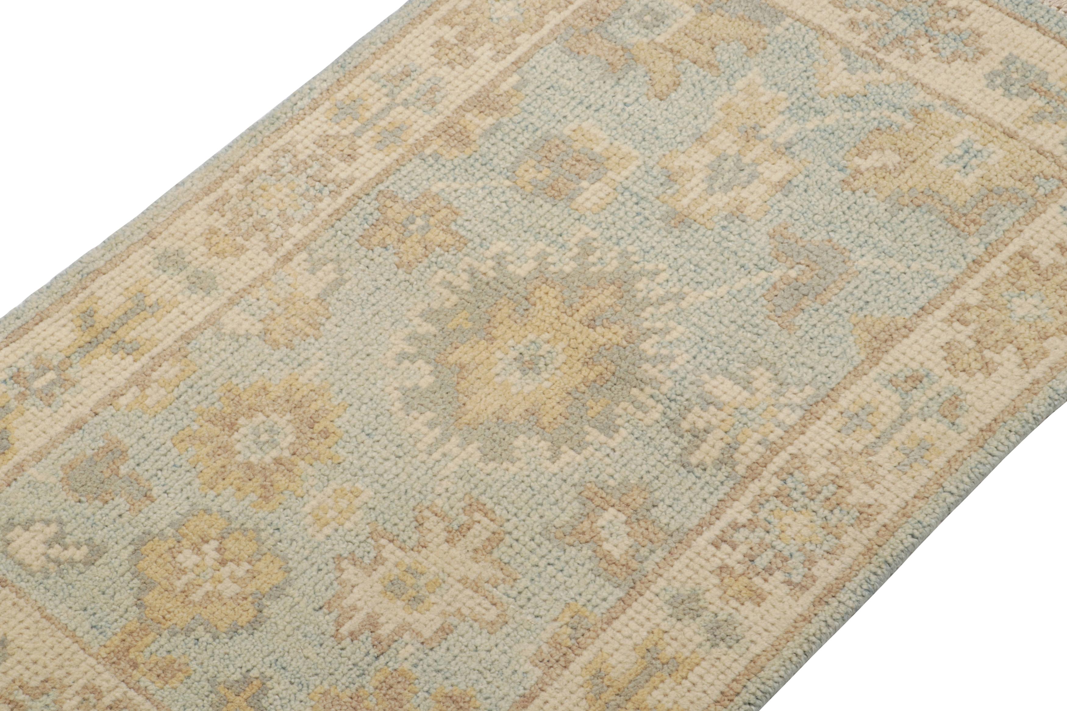 Alfombra estilo Oushak de Rug & Kilim en azul con motivos florales beige-marrón Anudado a mano en venta