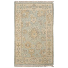 Alfombra estilo Oushak de Rug & Kilim en azul con motivos florales beige-marrón