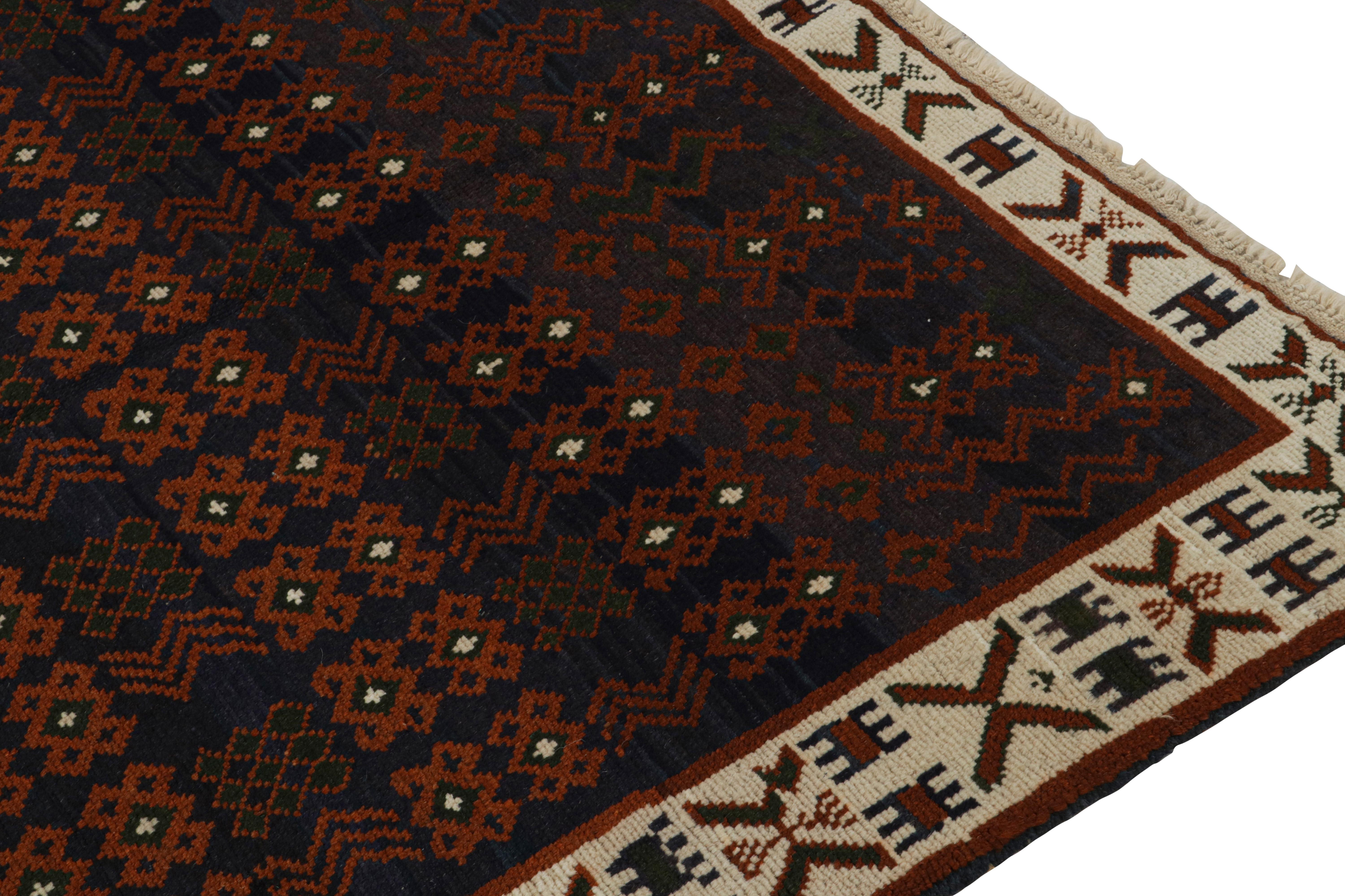 Noué à la main Tapis de style Oushak de Rug & Kilim en bleu avec motifs géométriques orange rouille en vente
