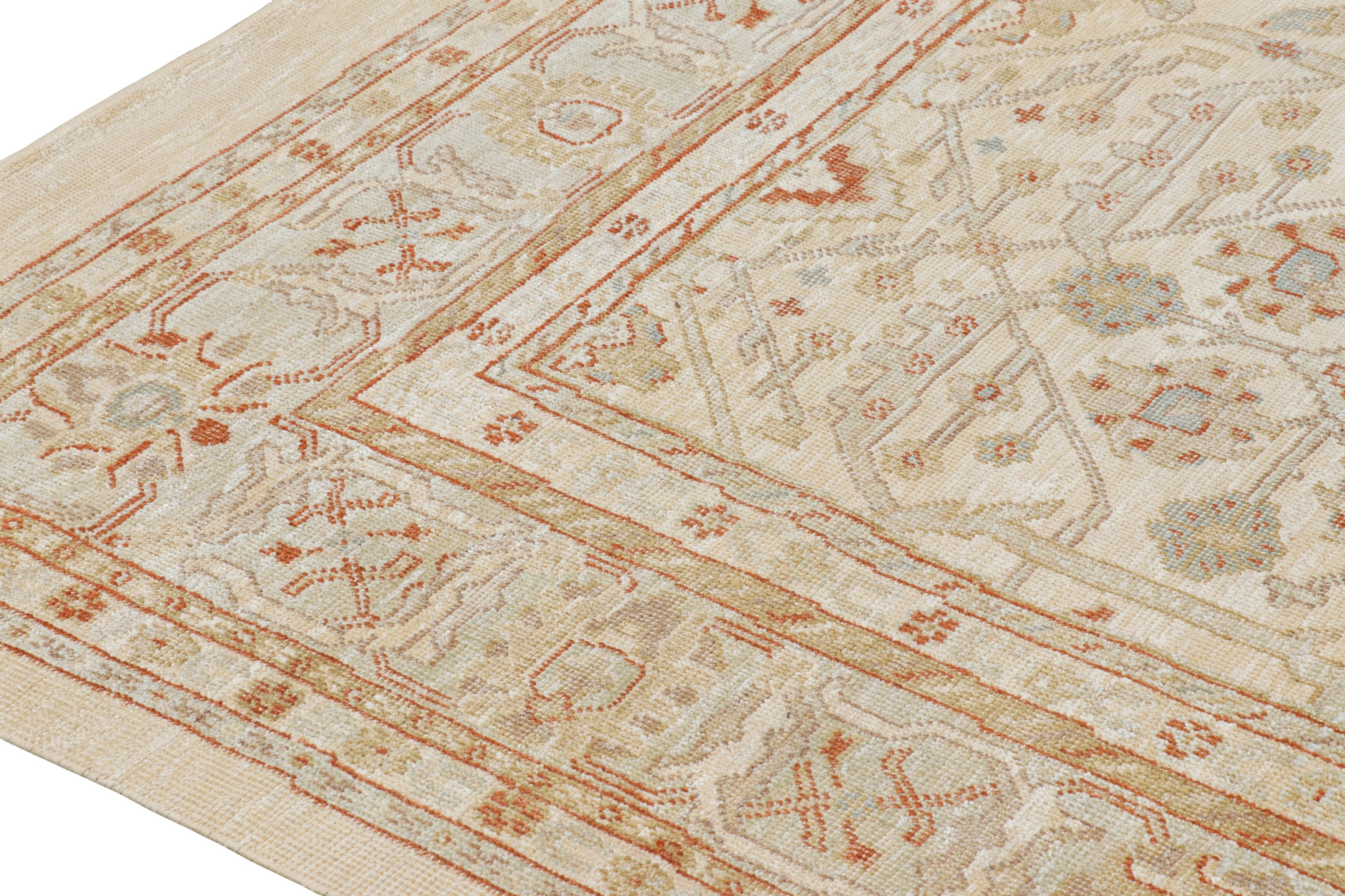 Indiano Rug & Kilim: Tappeto in stile Oushak color crema e beige-marrone con motivi floreali in vendita