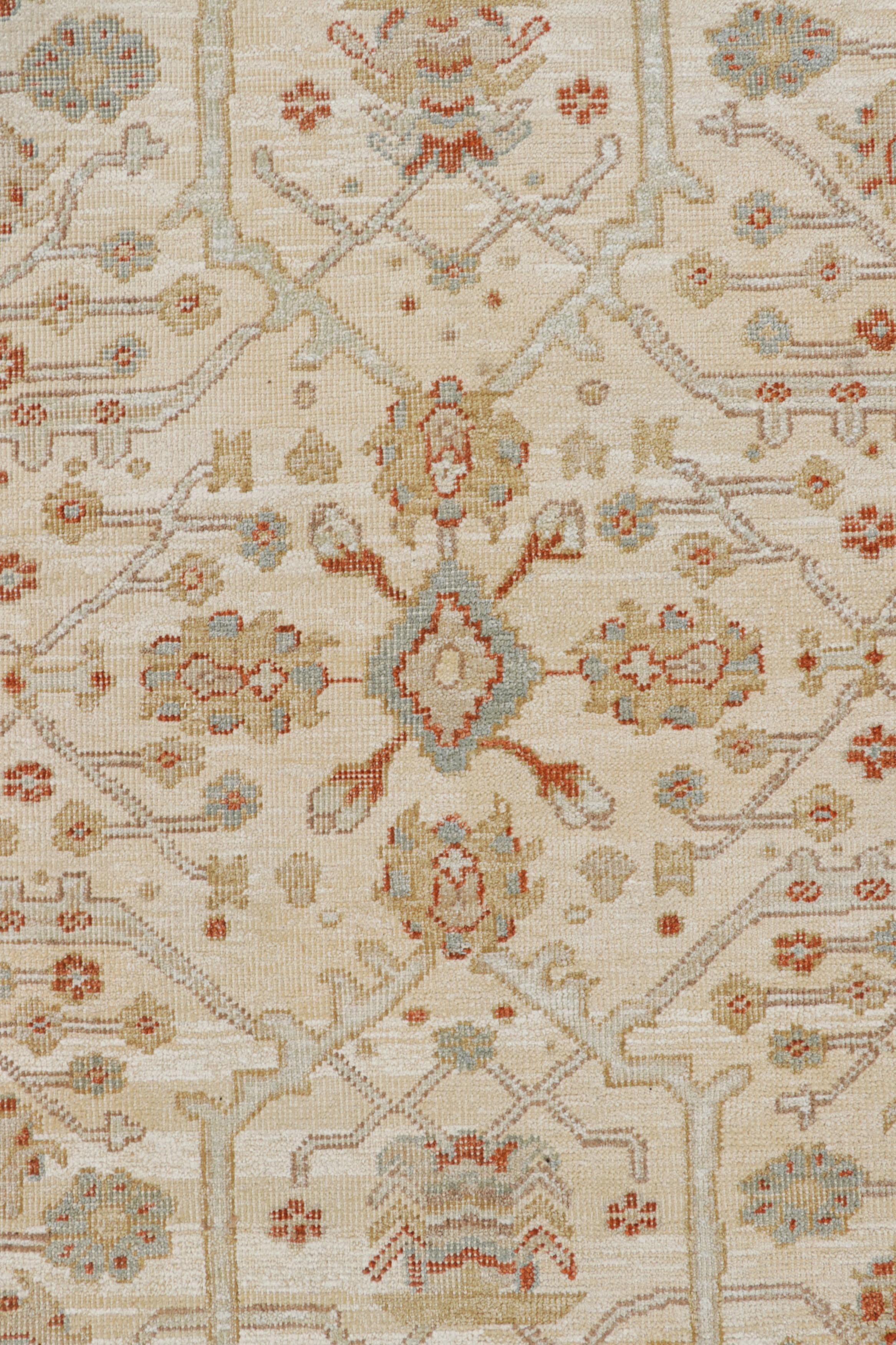 XXI secolo e contemporaneo Rug & Kilim: Tappeto in stile Oushak color crema e beige-marrone con motivi floreali in vendita