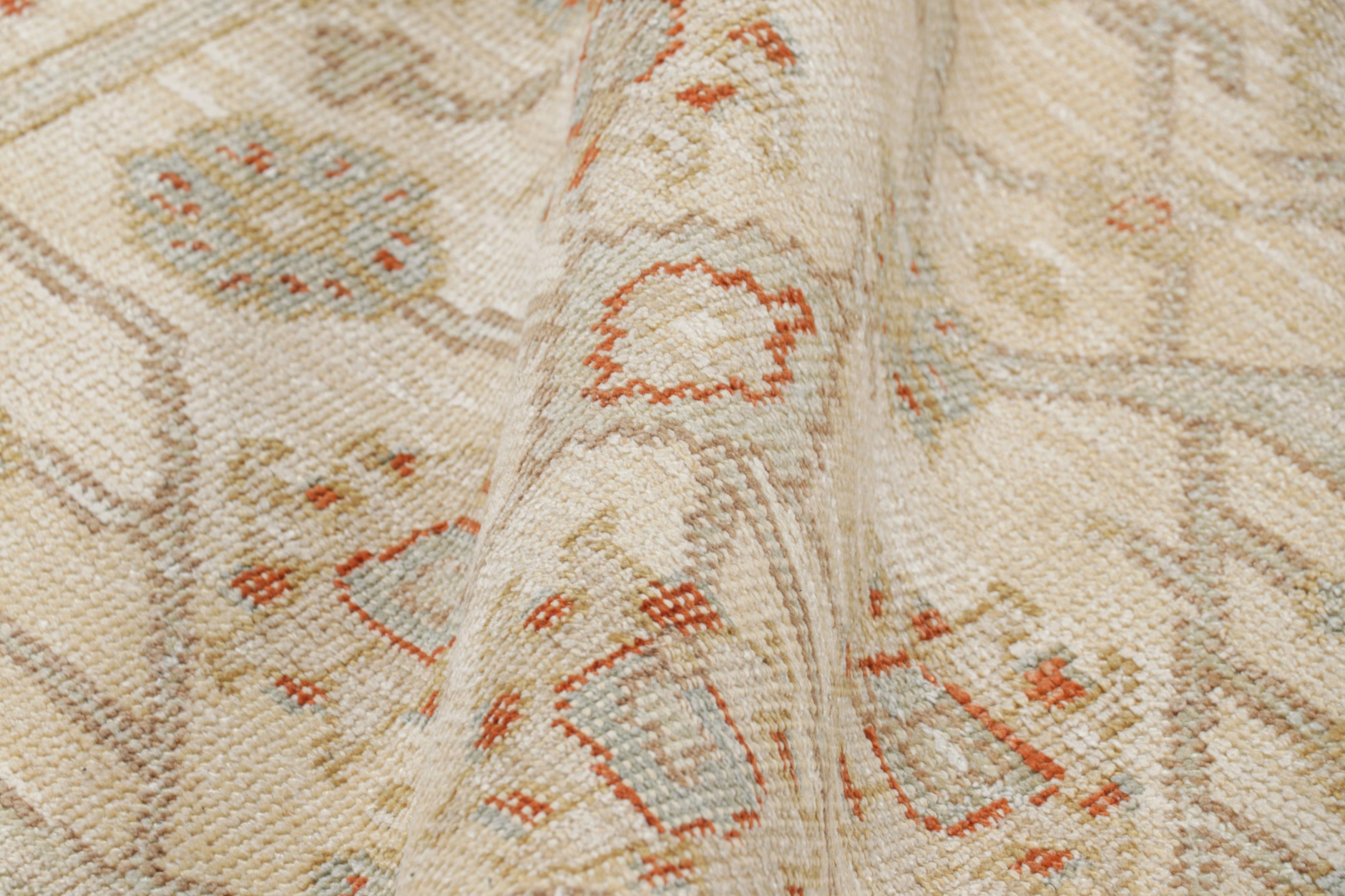 Lana Rug & Kilim: Tappeto in stile Oushak color crema e beige-marrone con motivi floreali in vendita