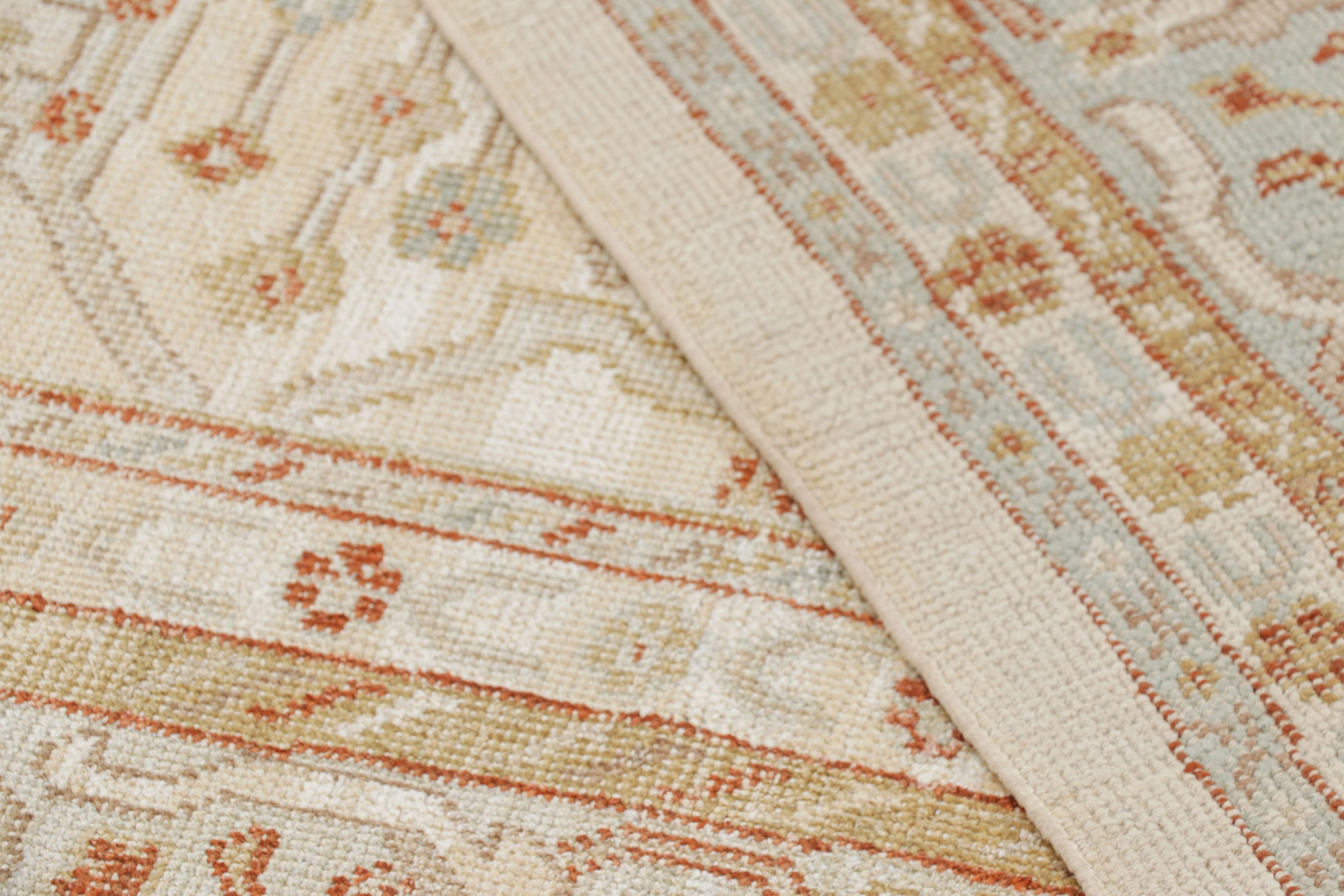 Rug & Kilim: Tappeto in stile Oushak color crema e beige-marrone con motivi floreali in vendita 1