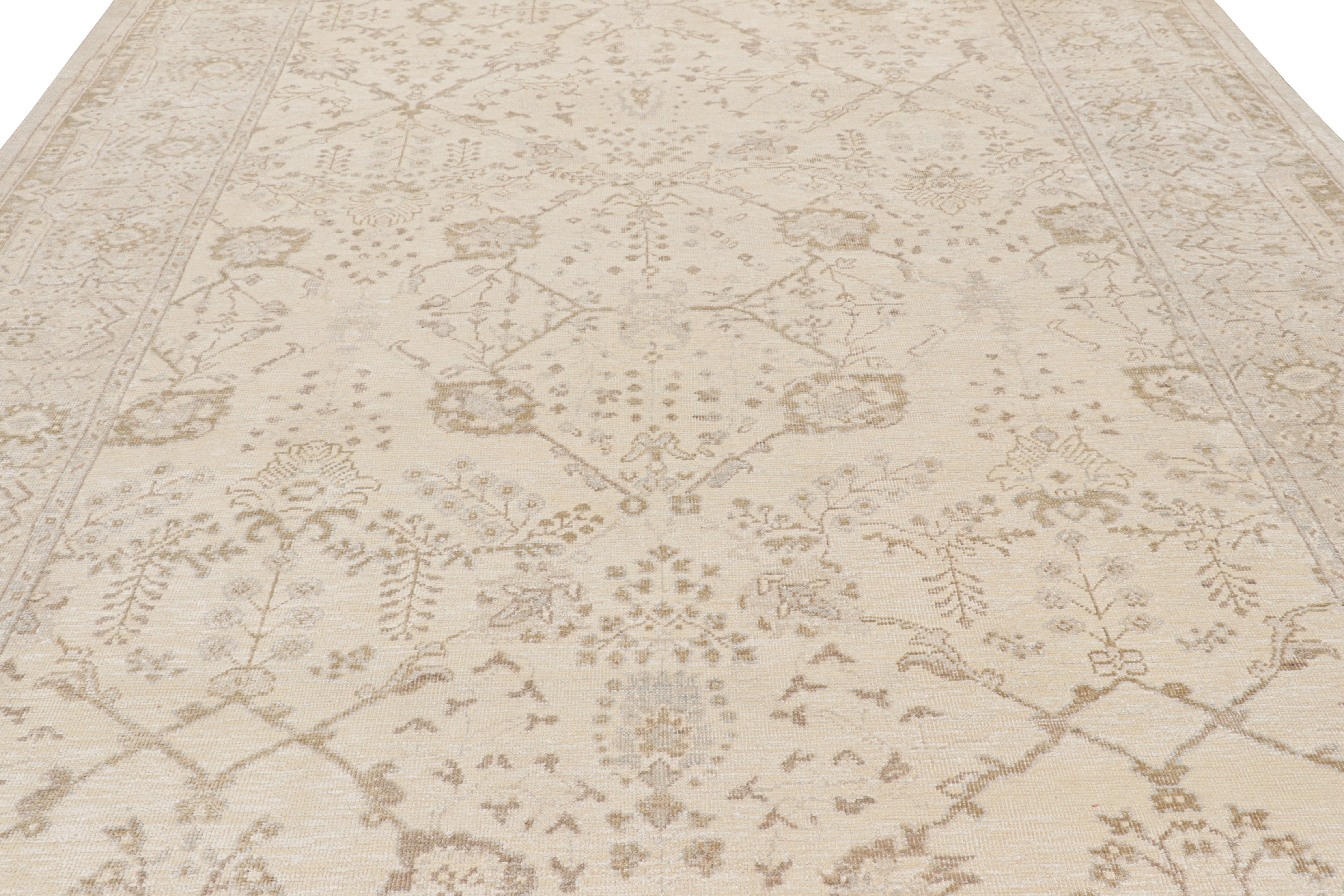 Dieser aus Wolle und Seide handgeknüpfte Teppich im Format 9x12 stammt aus Indien und ist Teil einer neuen Linie der Modern Classics Collection'S von Rug & Kilim, die von Vintage- und antiken Oushak-Designs inspiriert ist.

Über das Design: 

Kenner