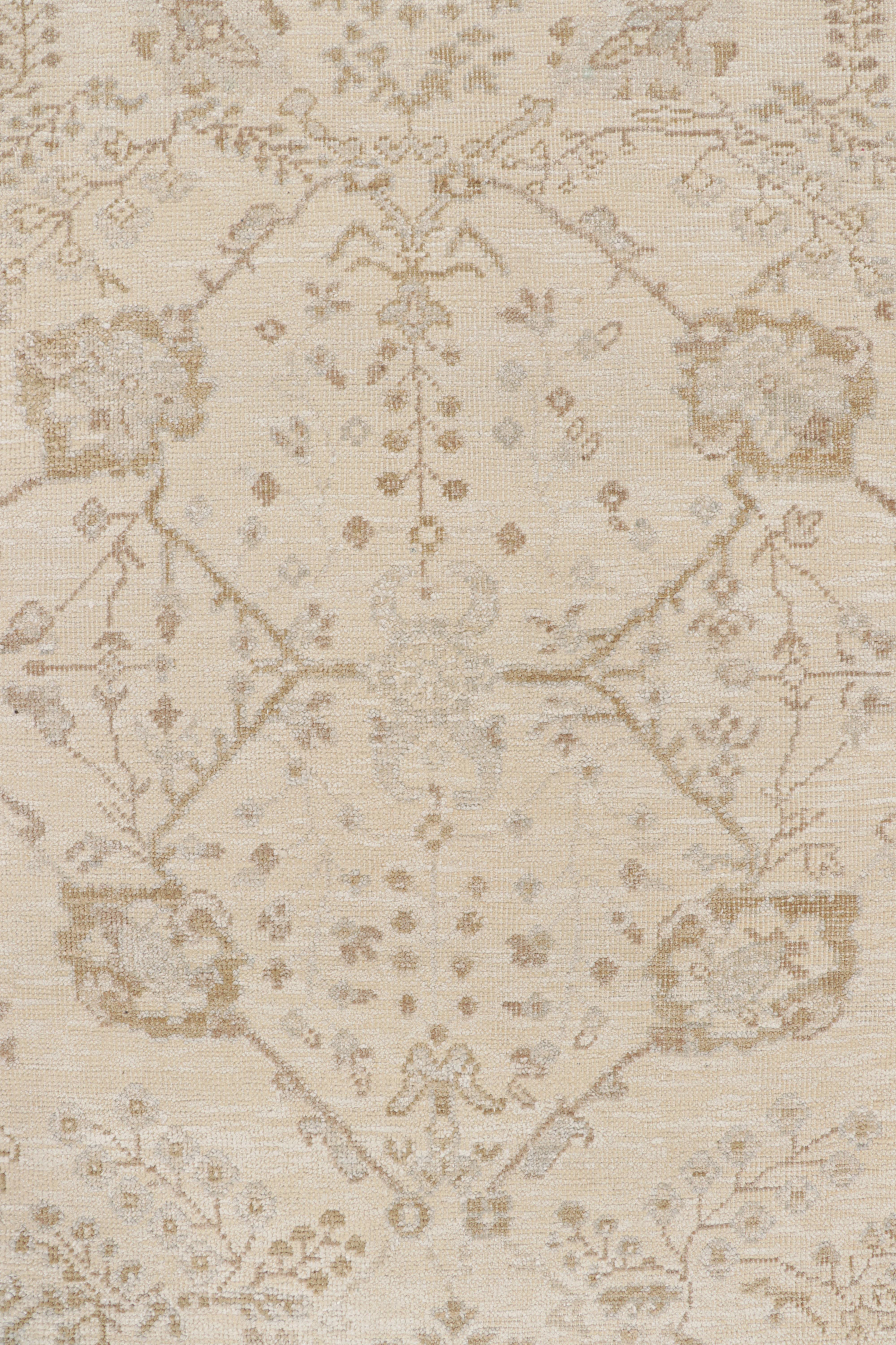 Alfombra estilo Oushak de Rug & Kilim en crema, topo y marfil Motivos florales geométricos Indio en venta