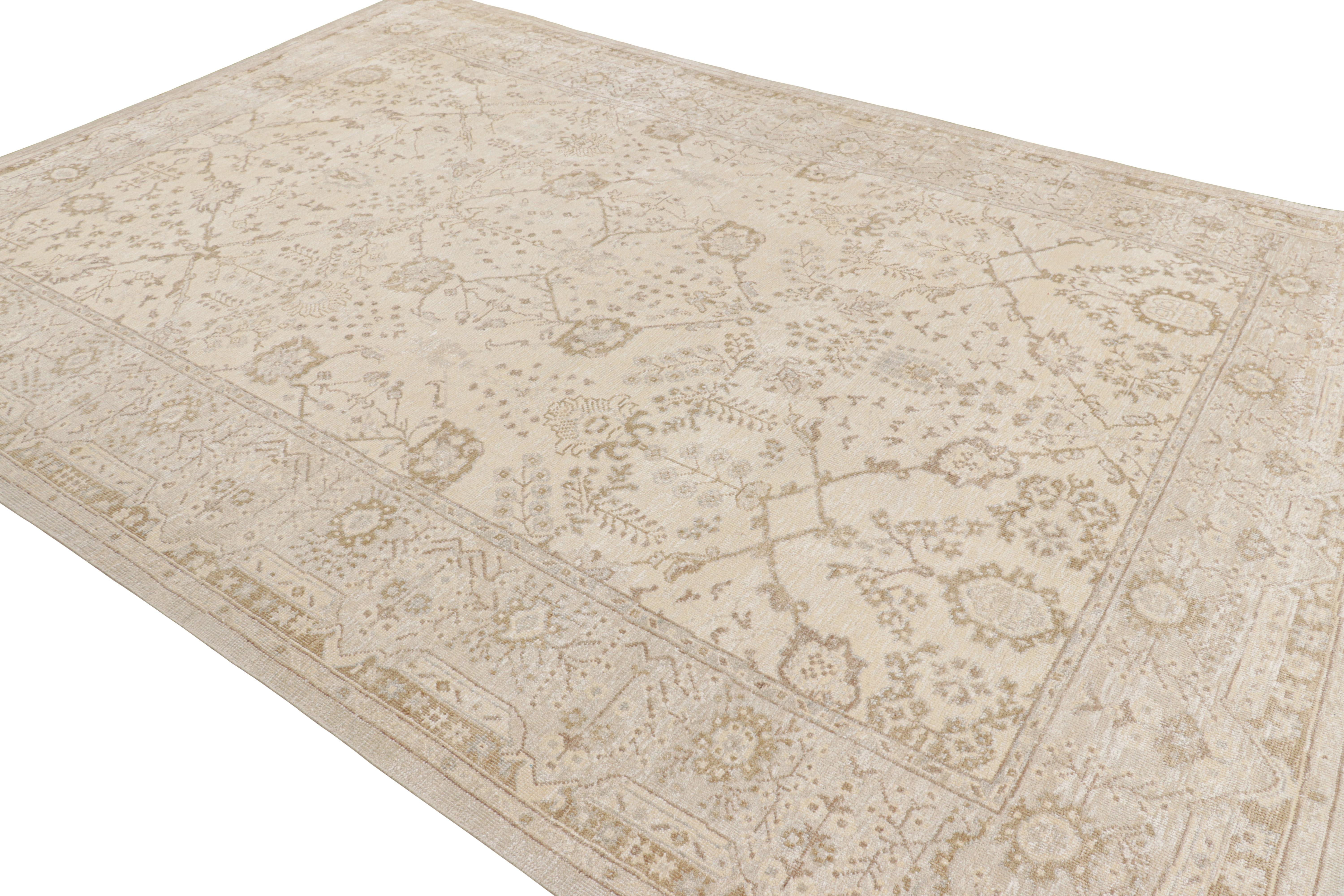 Alfombra estilo Oushak de Rug & Kilim en crema, topo y marfil Motivos florales geométricos Anudado a mano en venta