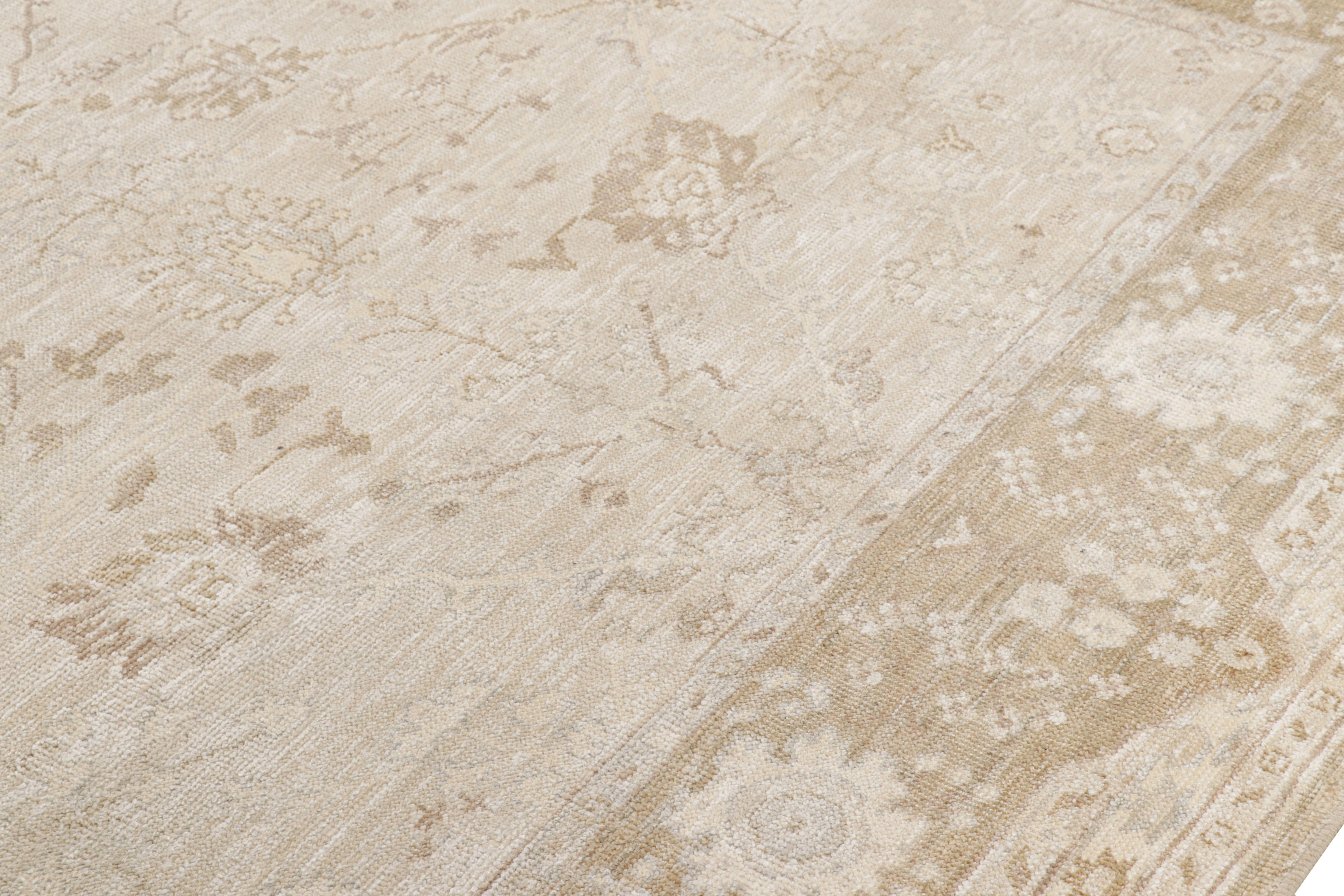 XXI secolo e contemporaneo Rug & Kilim - Tappeto in stile Oushak nei colori crema, grigio e avorio con motivi floreali geometrici in vendita