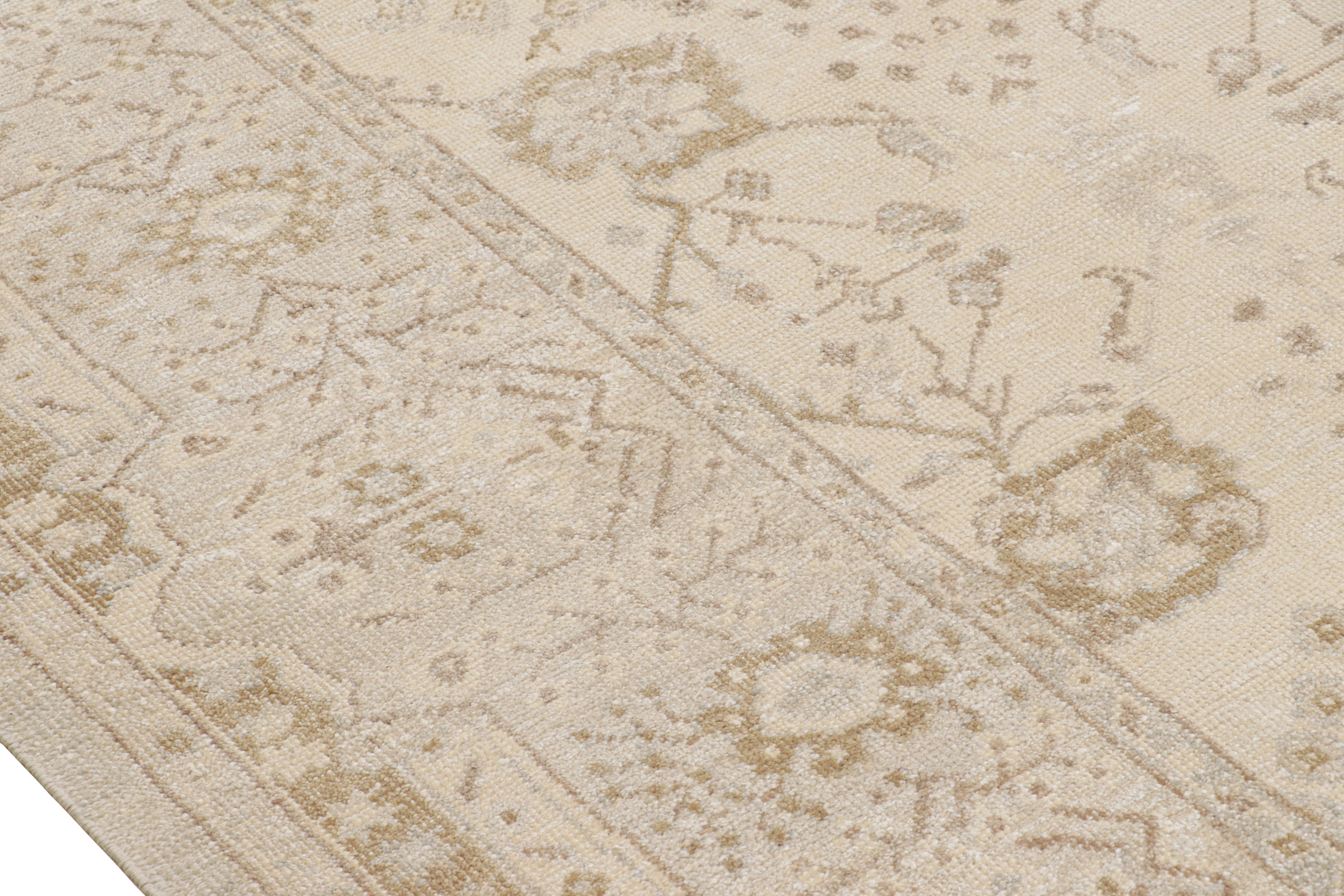 Alfombra estilo Oushak de Rug & Kilim en crema, topo y marfil Motivos florales geométricos Siglo XXI y contemporáneo en venta