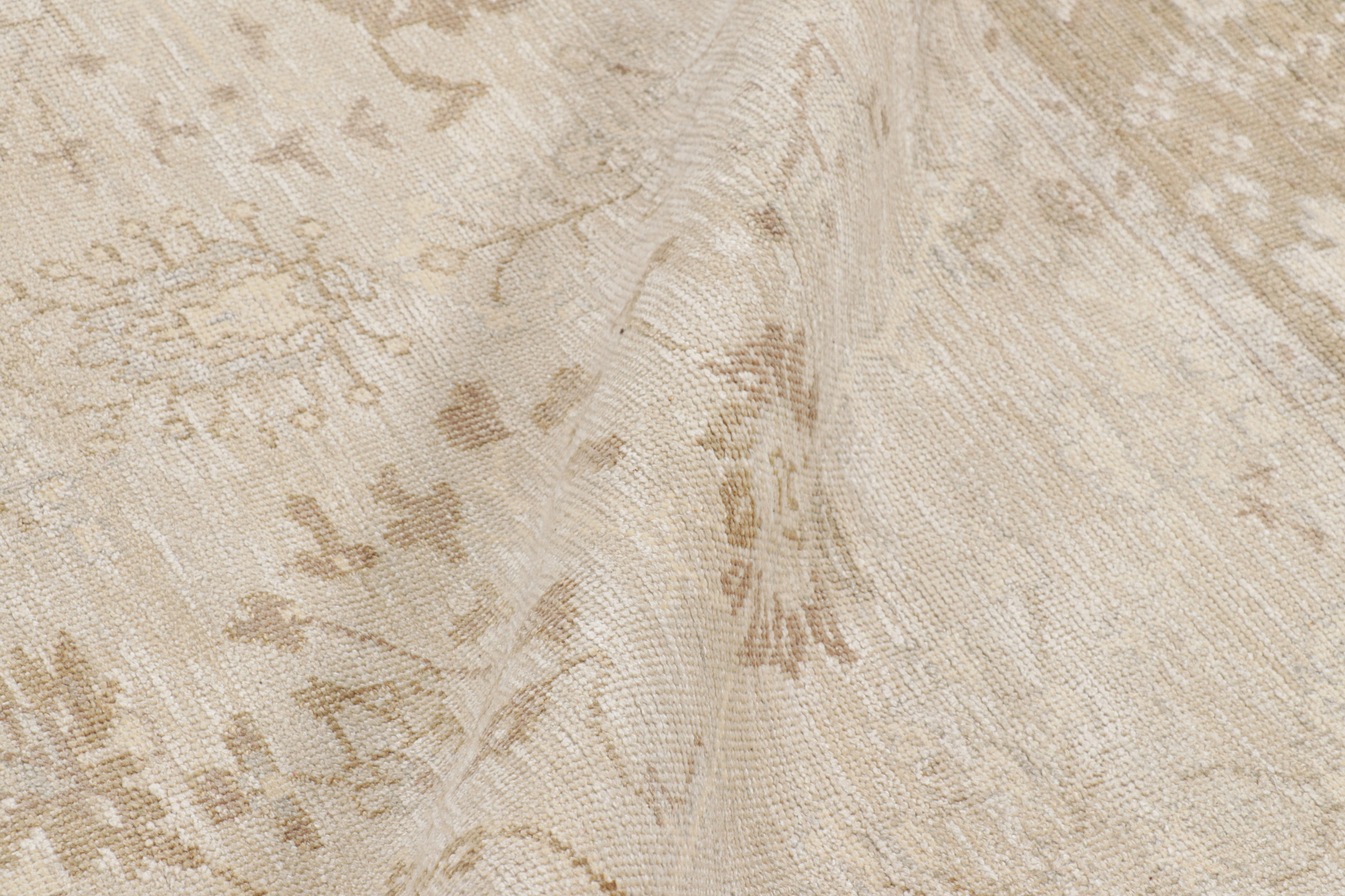 Lana Rug & Kilim - Tappeto in stile Oushak nei colori crema, grigio e avorio con motivi floreali geometrici in vendita