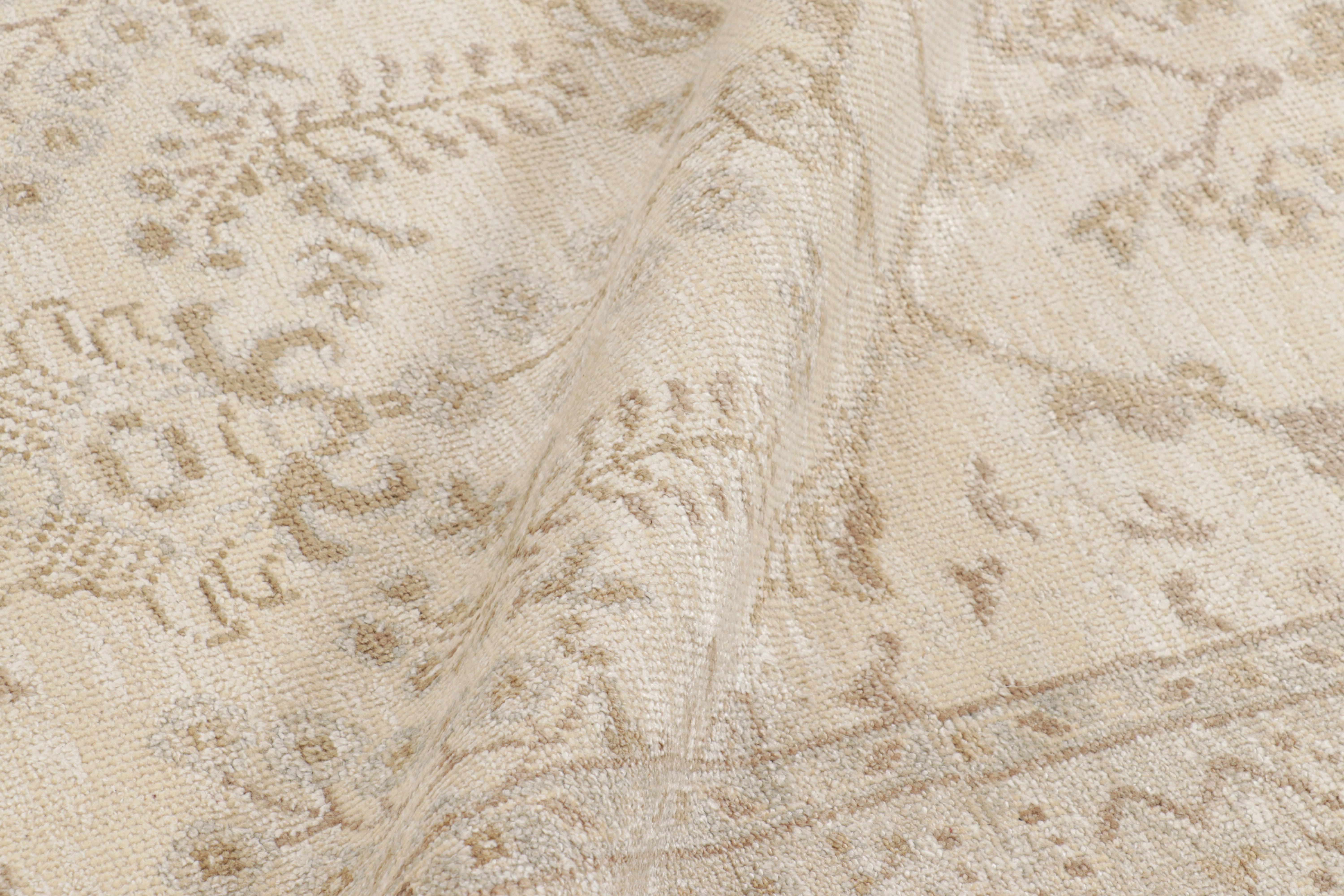 Rug & Kilim's Oushak Style Teppich in Creme, Taupe, Elfenbein Geometrische Blumenmuster (Wolle) im Angebot