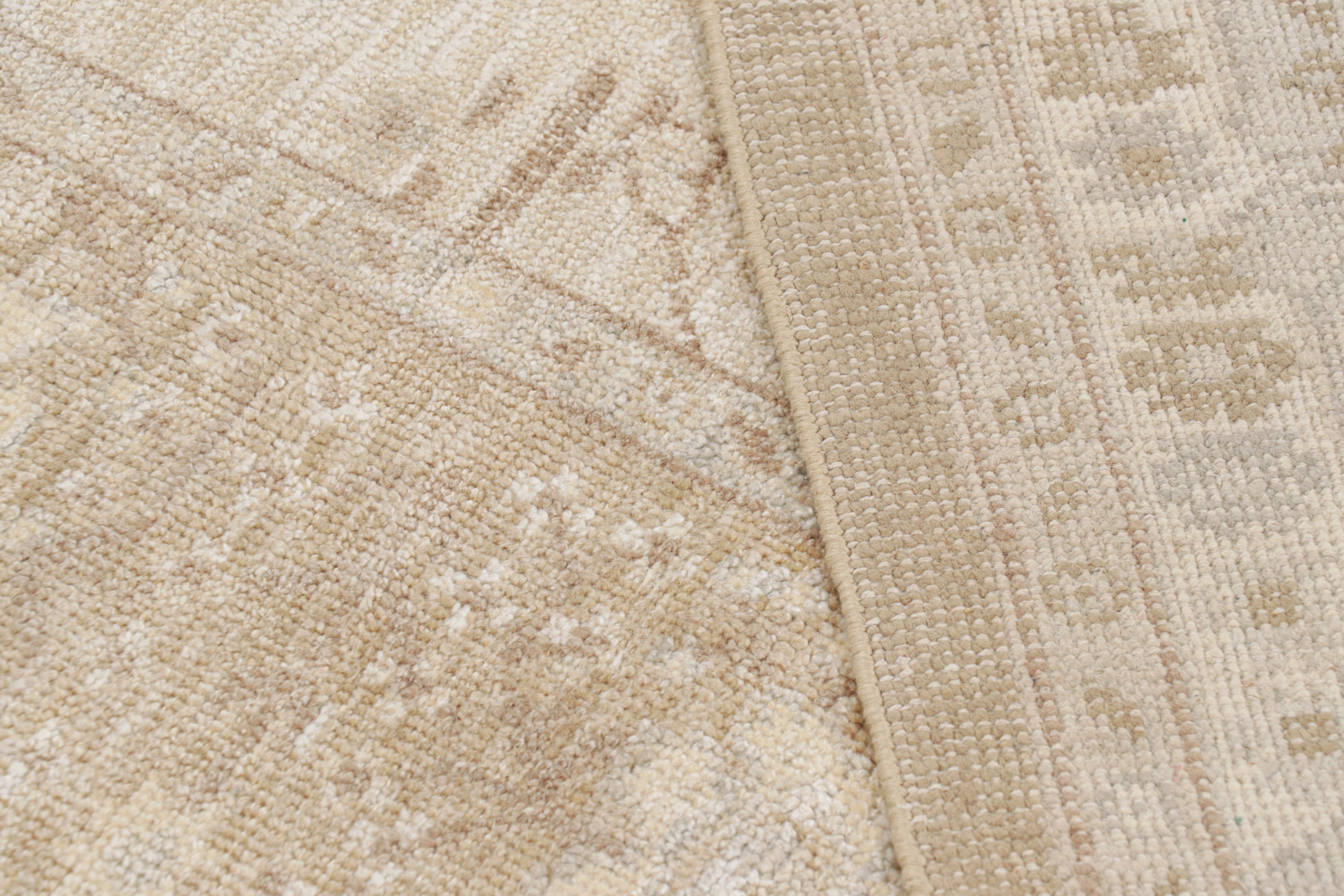 Rug & Kilim - Tappeto in stile Oushak nei colori crema, grigio e avorio con motivi floreali geometrici in vendita 1