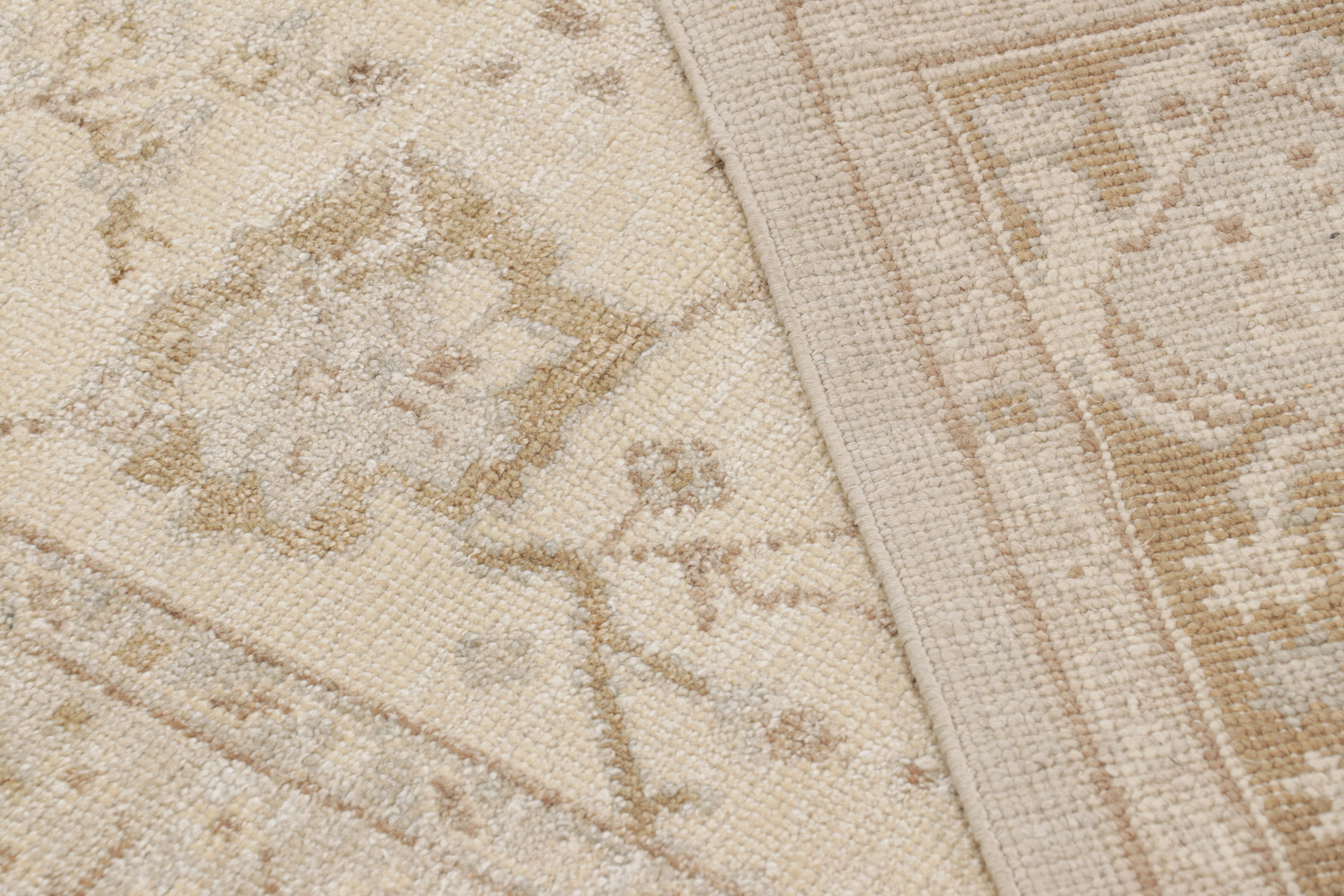 Alfombra estilo Oushak de Rug & Kilim en crema, topo y marfil Motivos florales geométricos en venta 1