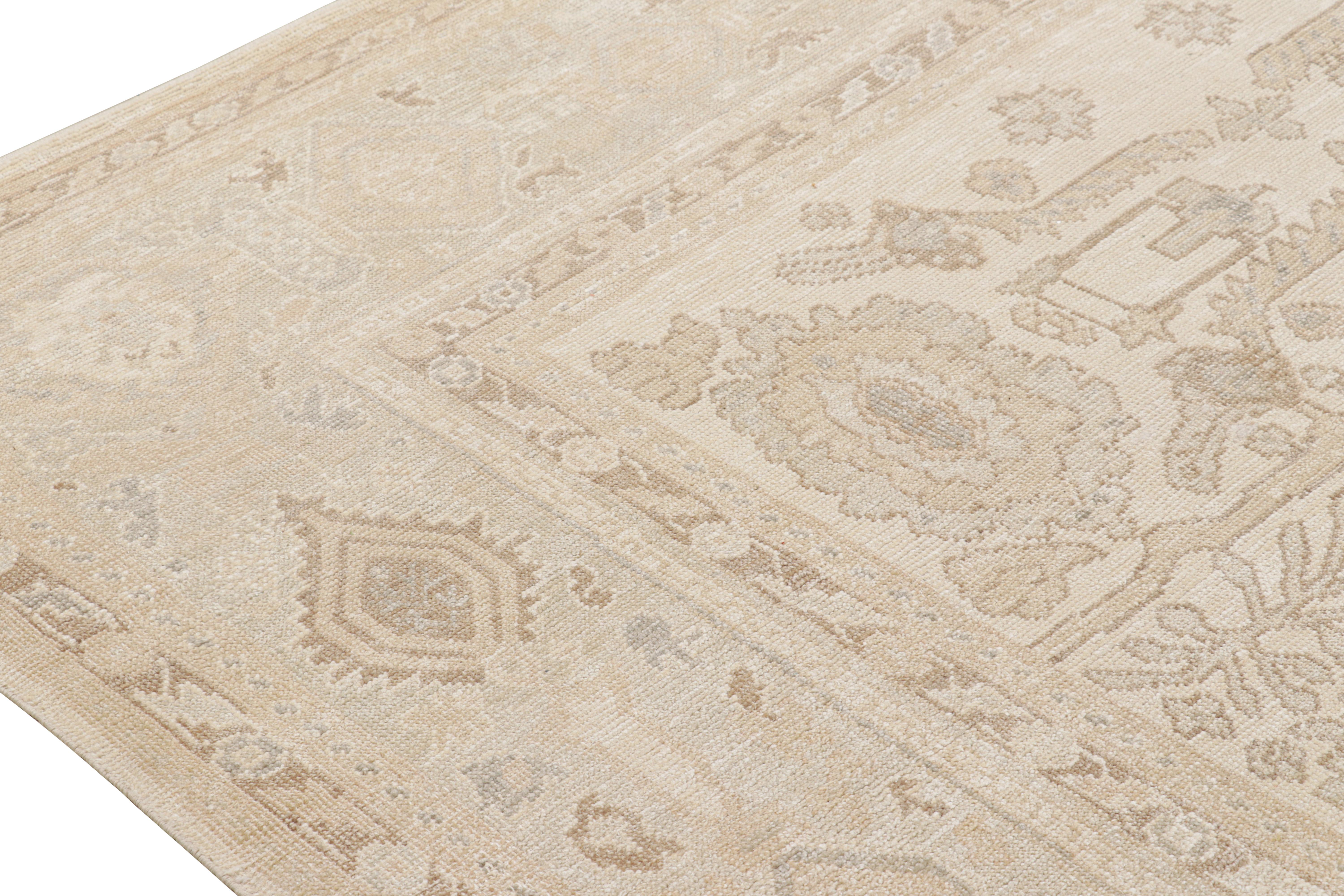 Indien Rug & Kilim's Oushak Style Rug in Cream, White, Beige Geometric Floral Patterns (Motifs floraux géométriques) en vente