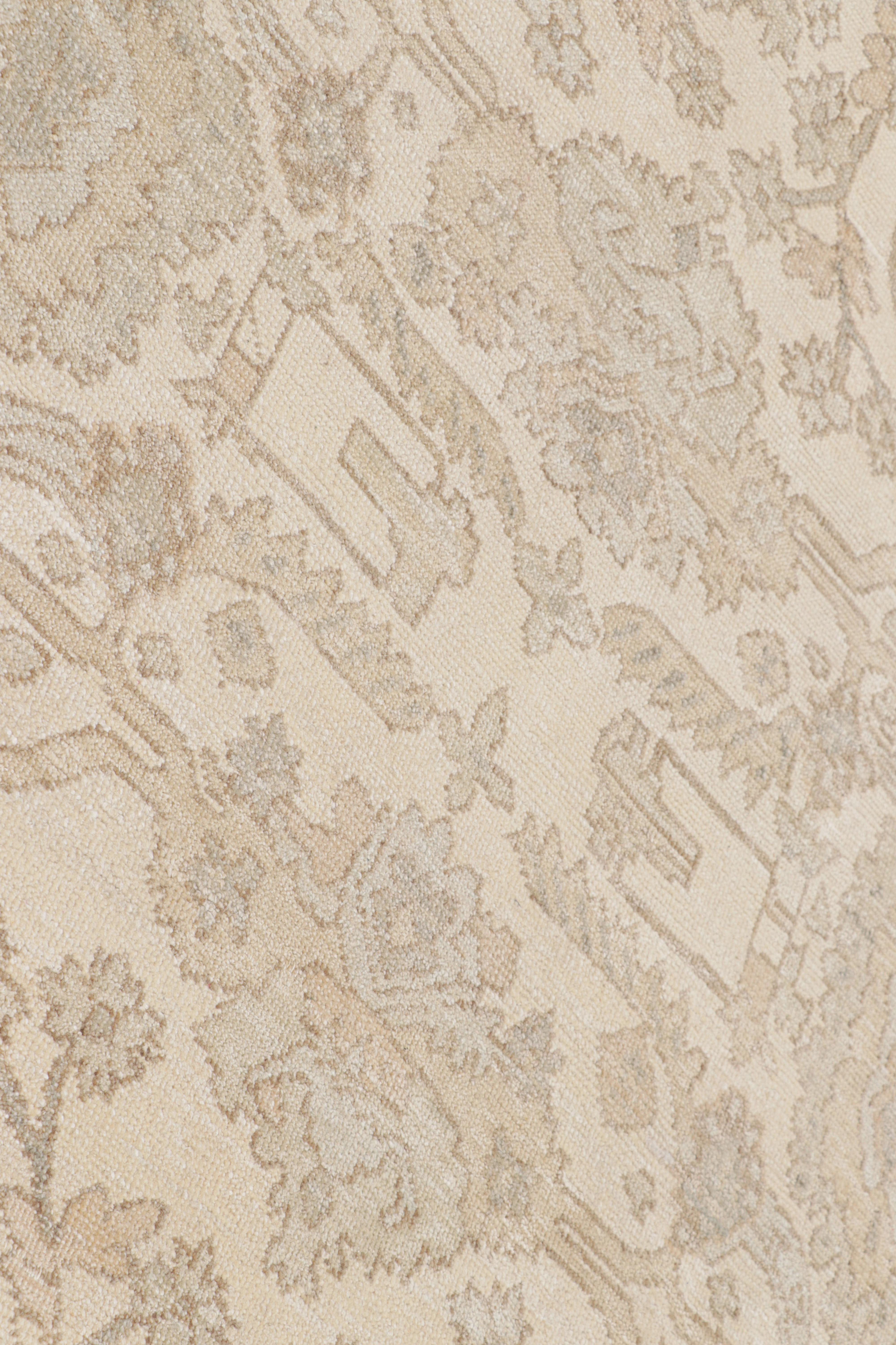 XXIe siècle et contemporain Rug & Kilim's Oushak Style Rug in Cream, White, Beige Geometric Floral Patterns (Motifs floraux géométriques) en vente