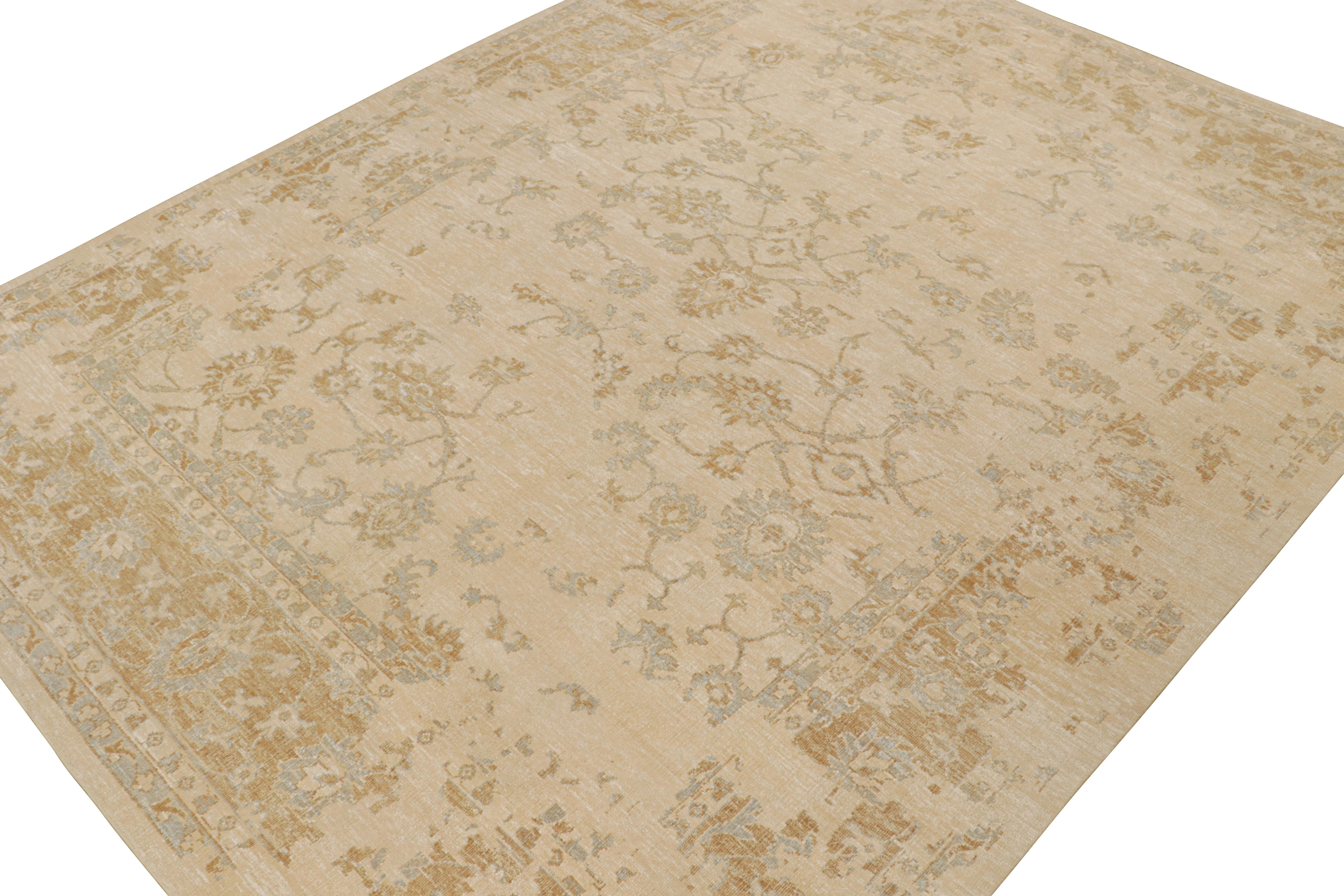 Ce tapis 12x15 s'inspire des anciens tapis Oushak et fait partie de la nouvelle collection audacieuse Modern Classics de Rug & Kilim. Noué à la main en soie, il présente des tons beige et crème avec des motifs floraux or rouille et bleu. 

Sur le