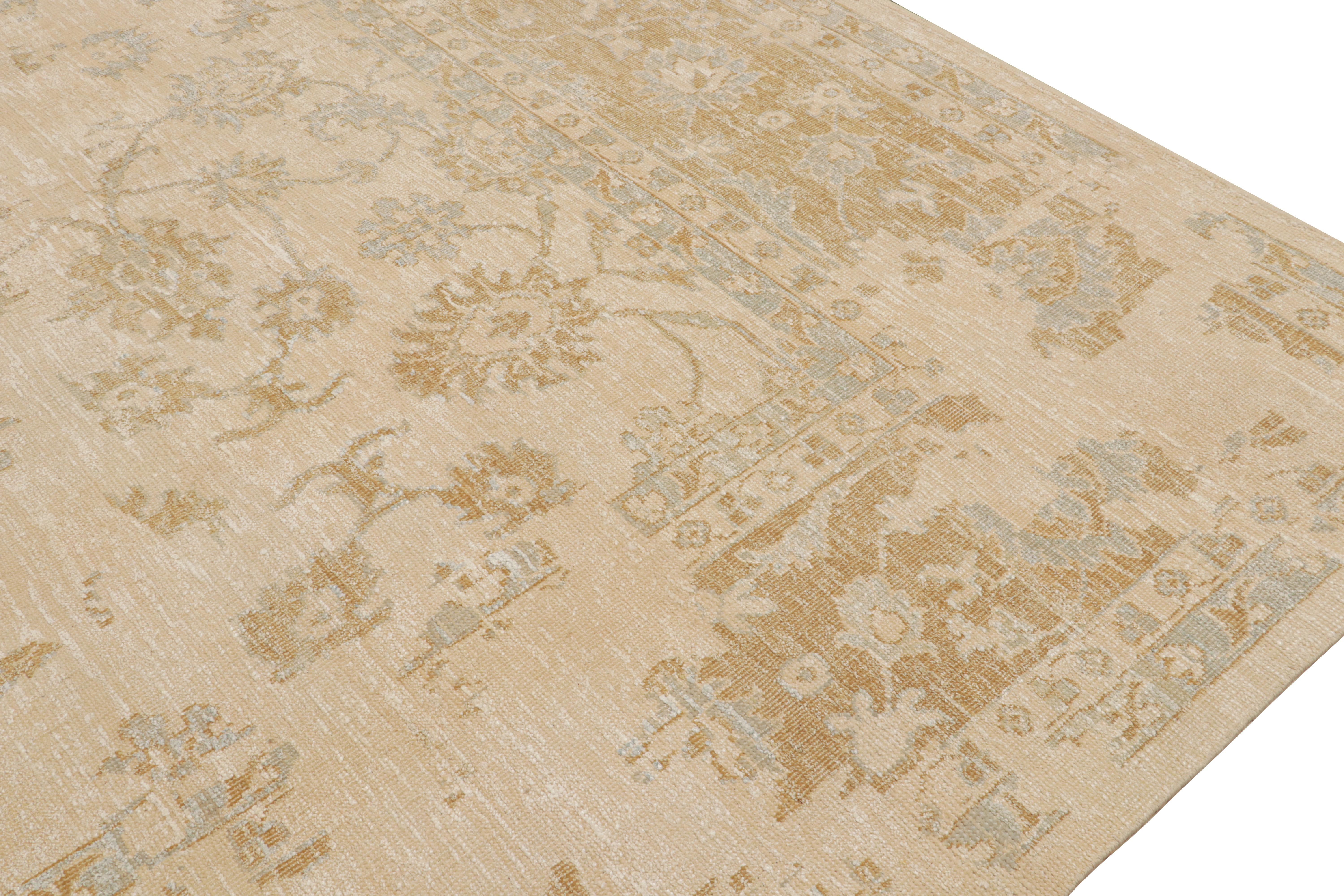 Rug & Kilim's Oushak Style Rug in Cream with Gold and Blue Floral Patterns (tapis de style Oushak en crème avec des motifs floraux dorés et bleus) Neuf - En vente à Long Island City, NY