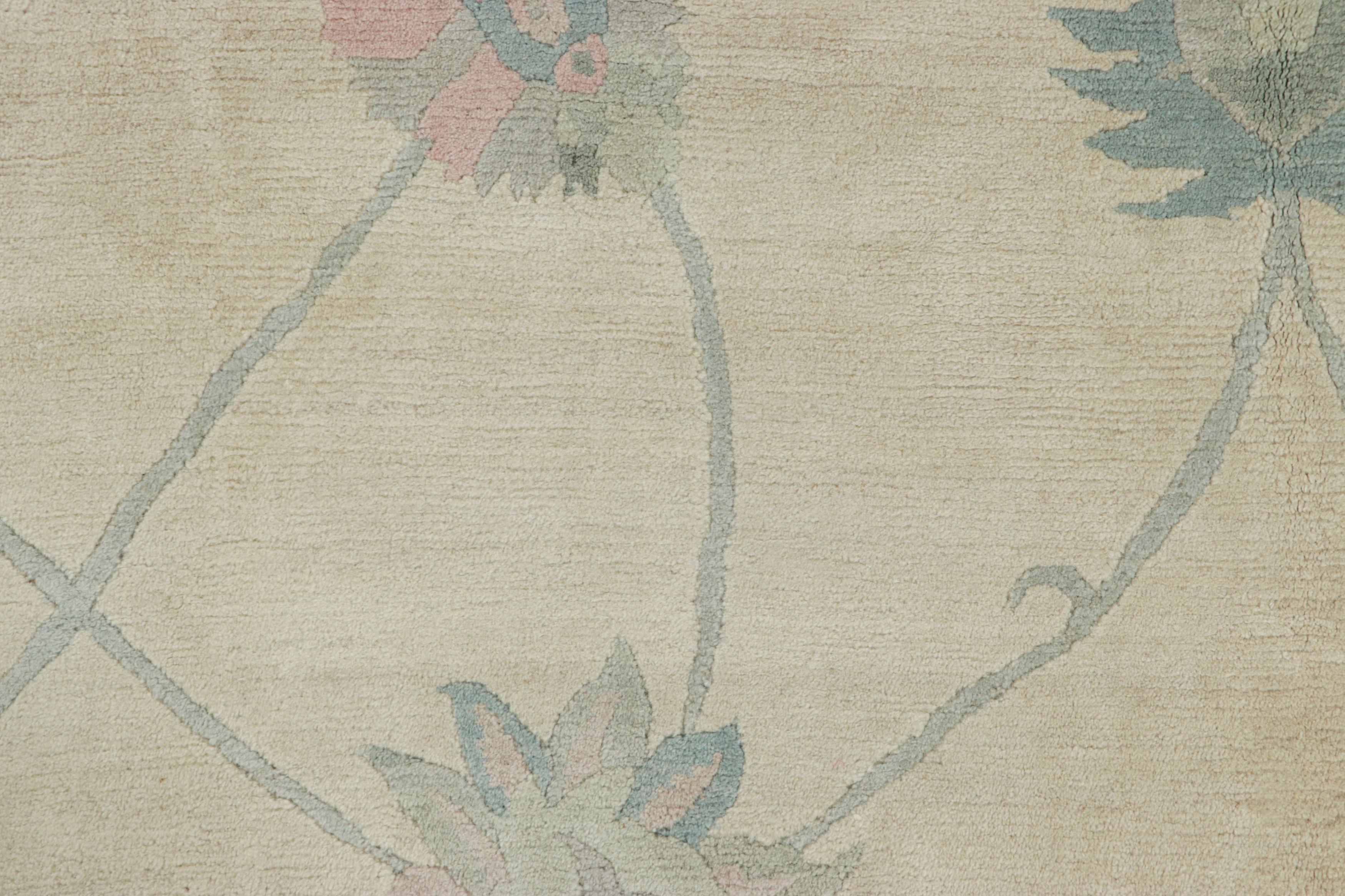 Moderne Rug & Kilim's Oushak Style Rug in Cream with Slate Blue Floral Patterns (tapis de style Oushak en crème avec motifs floraux en bleu ardoise) en vente