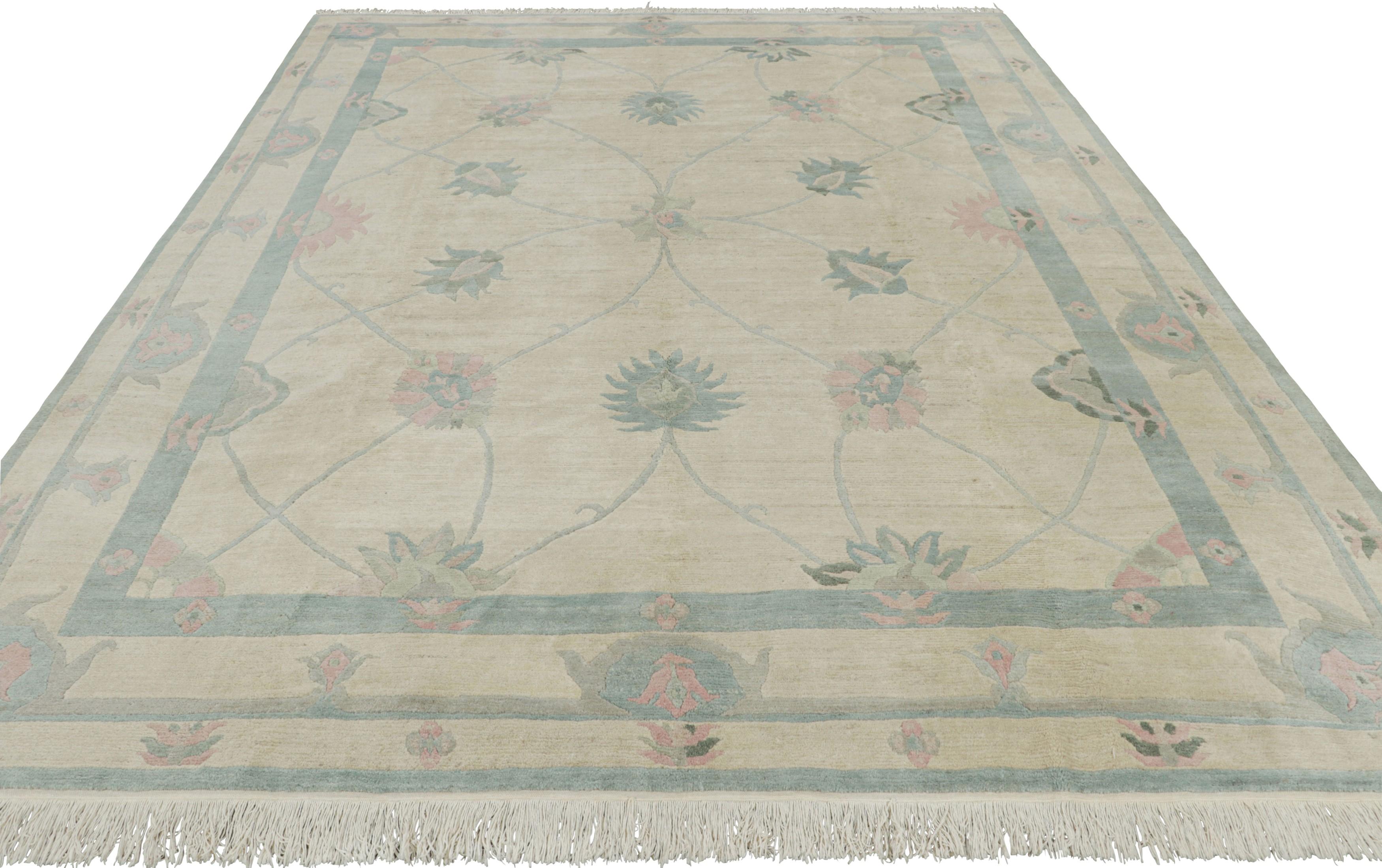 Noué à la main Rug & Kilim's Oushak Style Rug in Cream with Slate Blue Floral Patterns (tapis de style Oushak en crème avec motifs floraux en bleu ardoise) en vente
