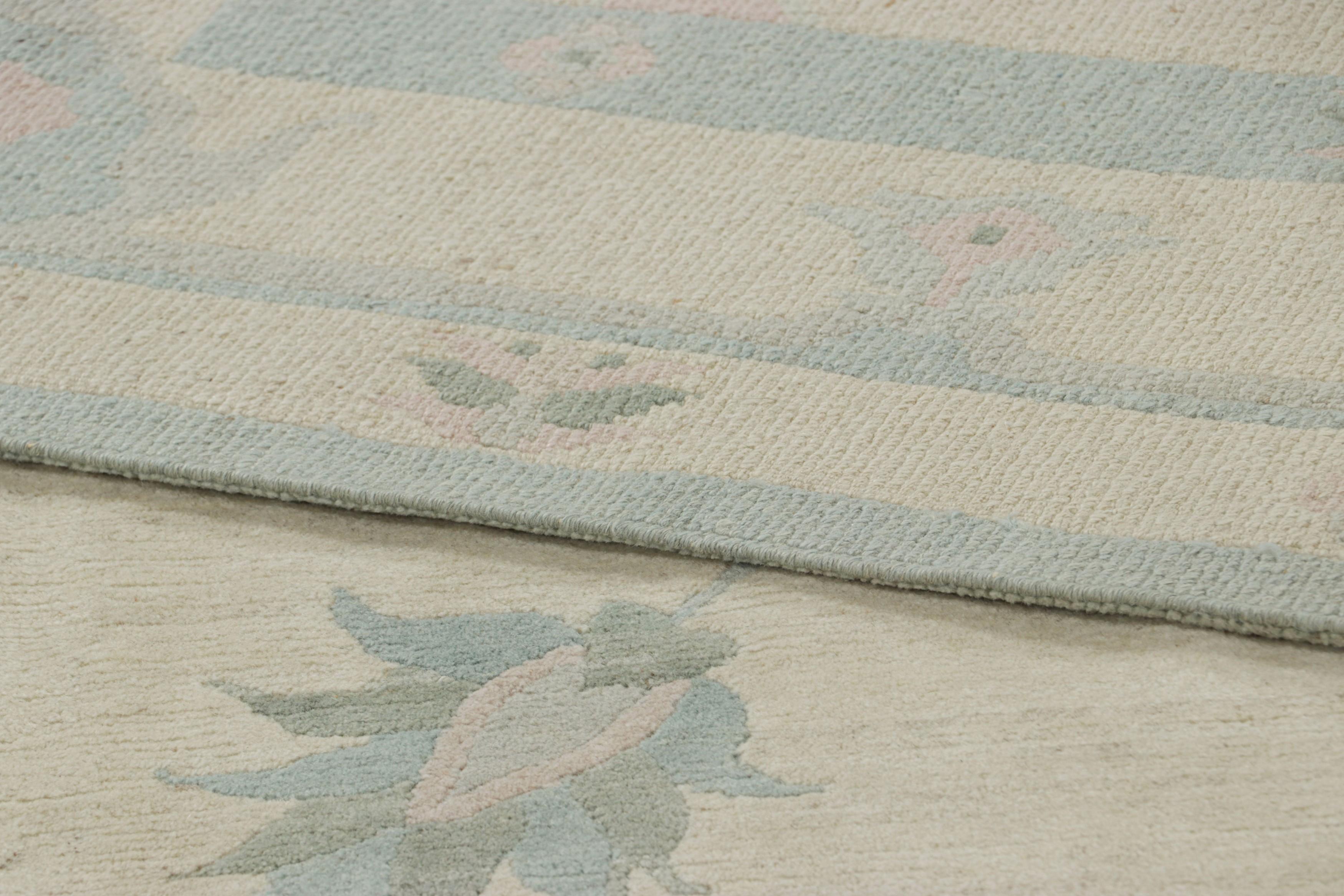 XXIe siècle et contemporain Rug & Kilim's Oushak Style Rug in Cream with Slate Blue Floral Patterns (tapis de style Oushak en crème avec motifs floraux en bleu ardoise) en vente