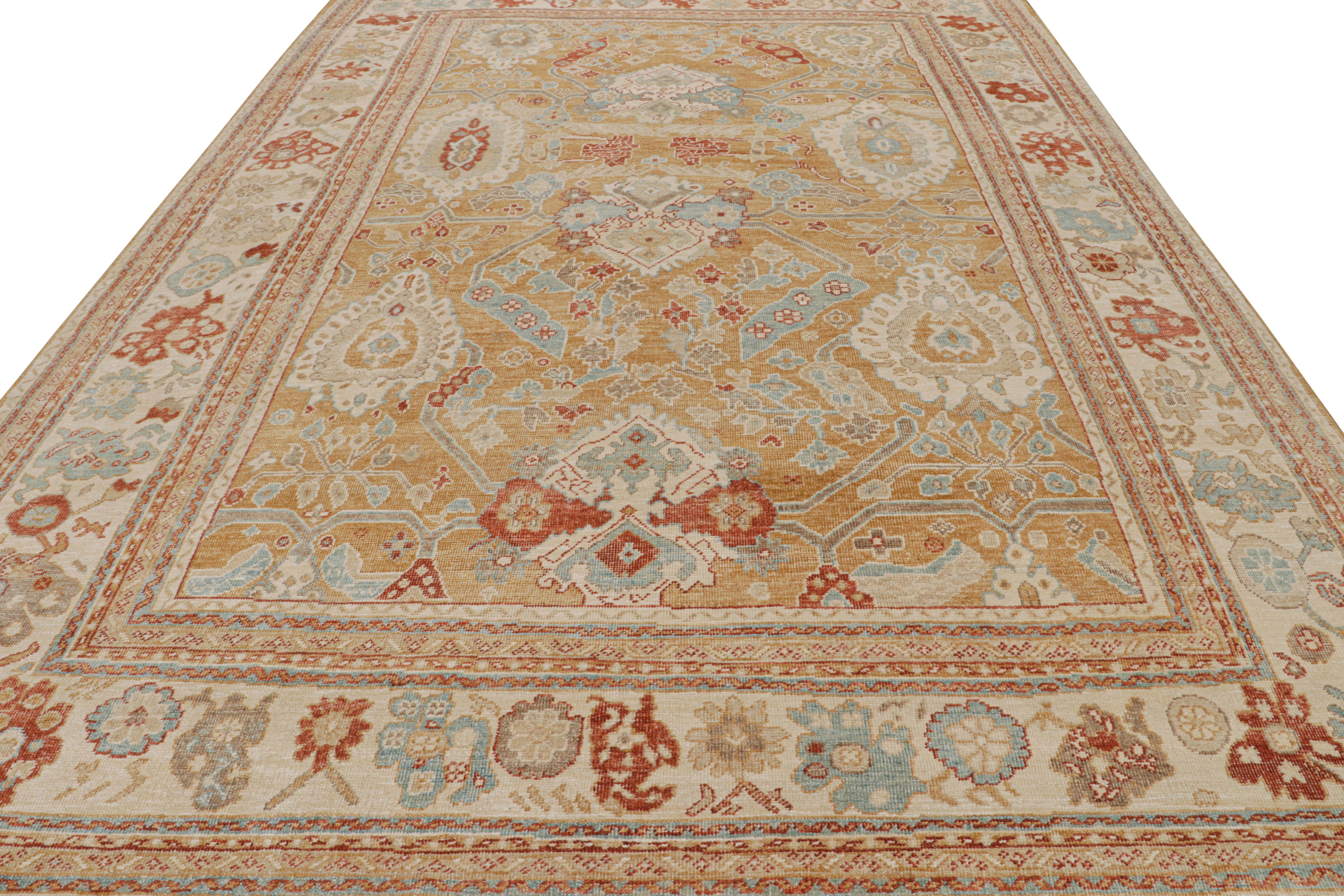 Alfombra estilo Oushak de Rug & Kilim en dorado y beige con motivos florales Indio en venta