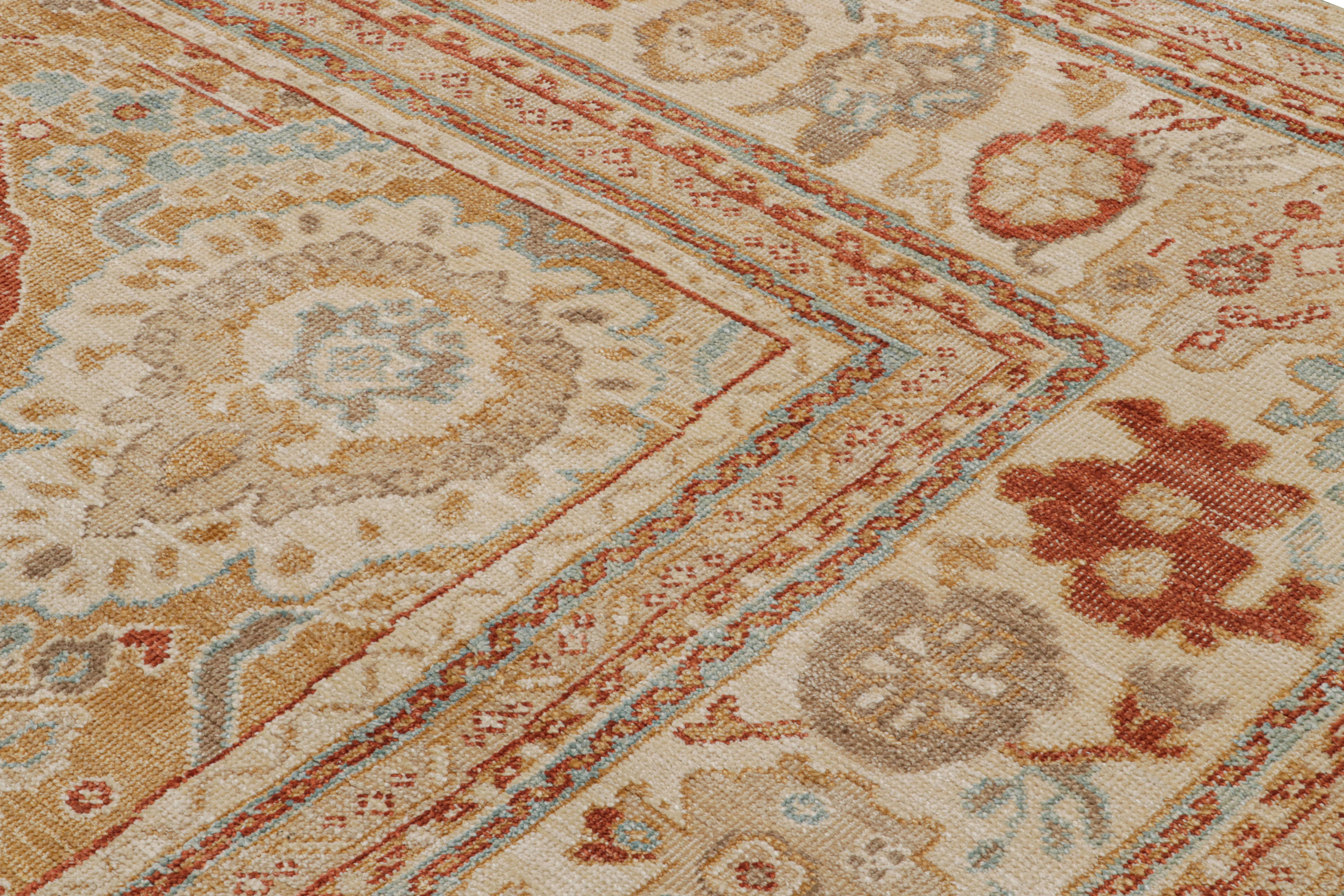 Alfombra estilo Oushak de Rug & Kilim en dorado y beige con motivos florales Anudado a mano en venta