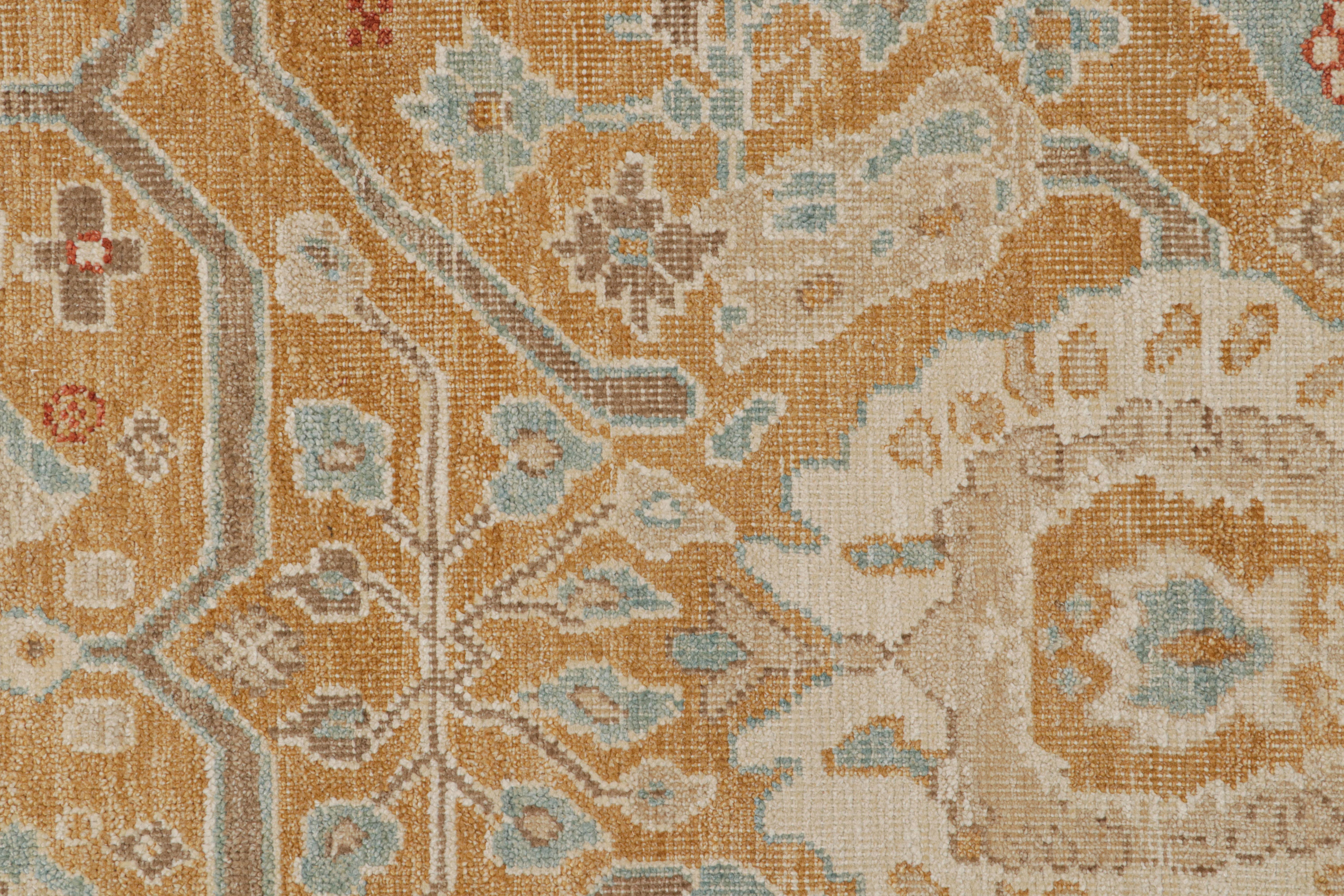 Alfombra estilo Oushak de Rug & Kilim en dorado y beige con motivos florales Siglo XXI y contemporáneo en venta