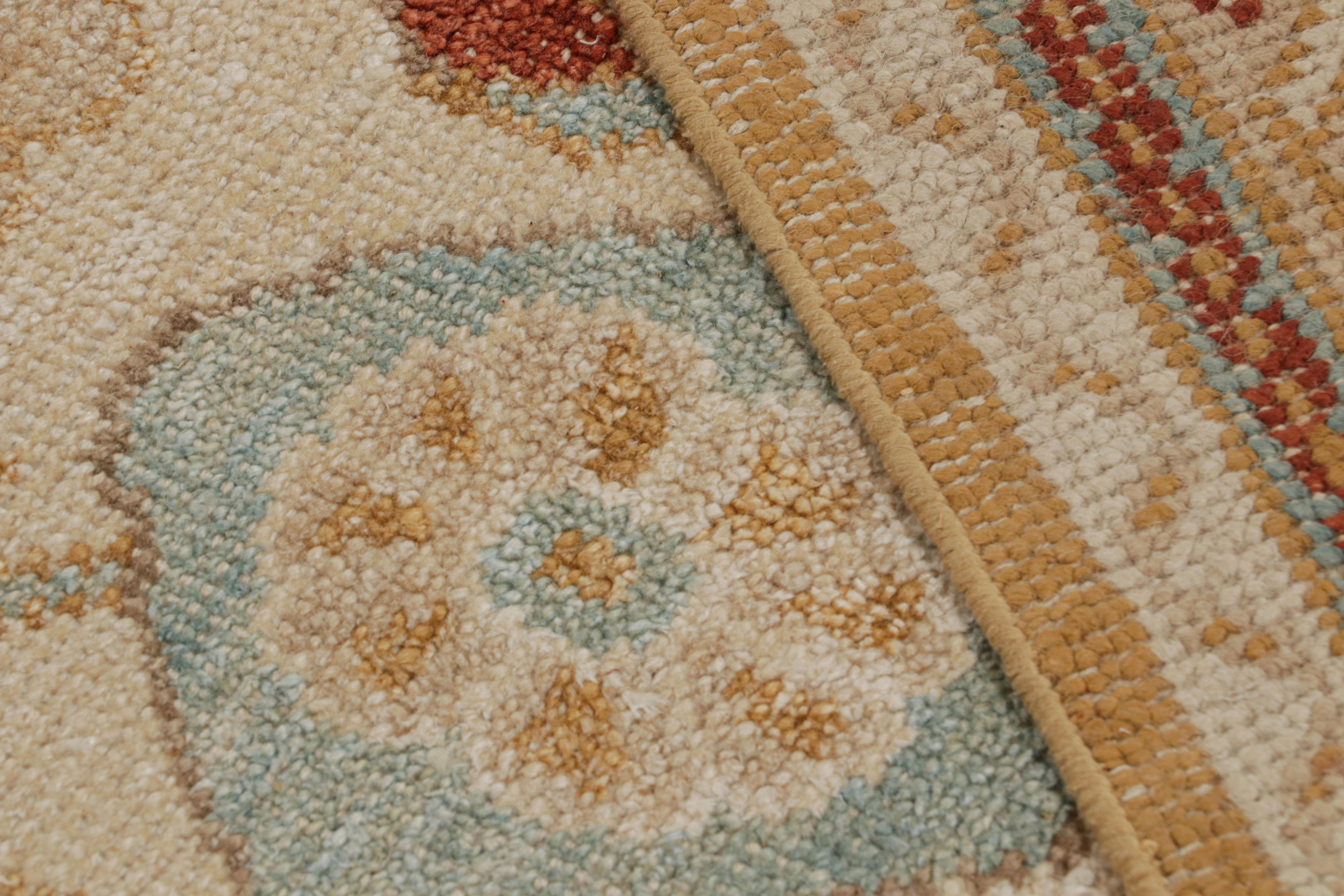 Alfombra estilo Oushak de Rug & Kilim en dorado y beige con motivos florales Lana en venta