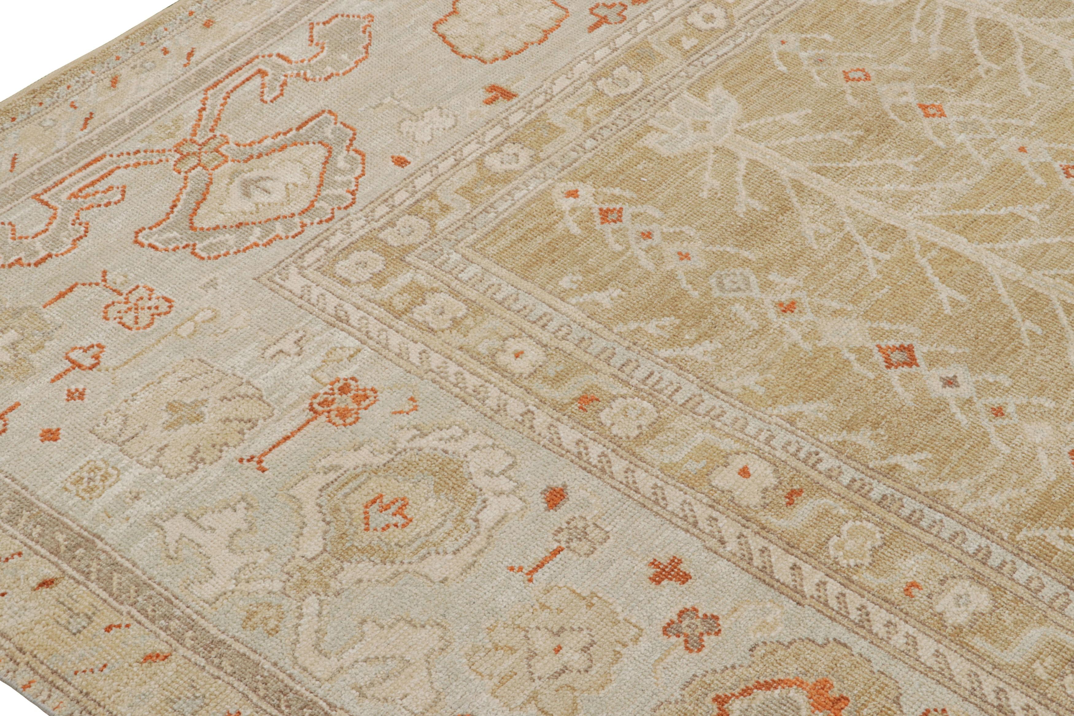 Moderno Rug & Kilim - Tappeto in stile Oushak in oro e grigio con motivi floreali in vendita