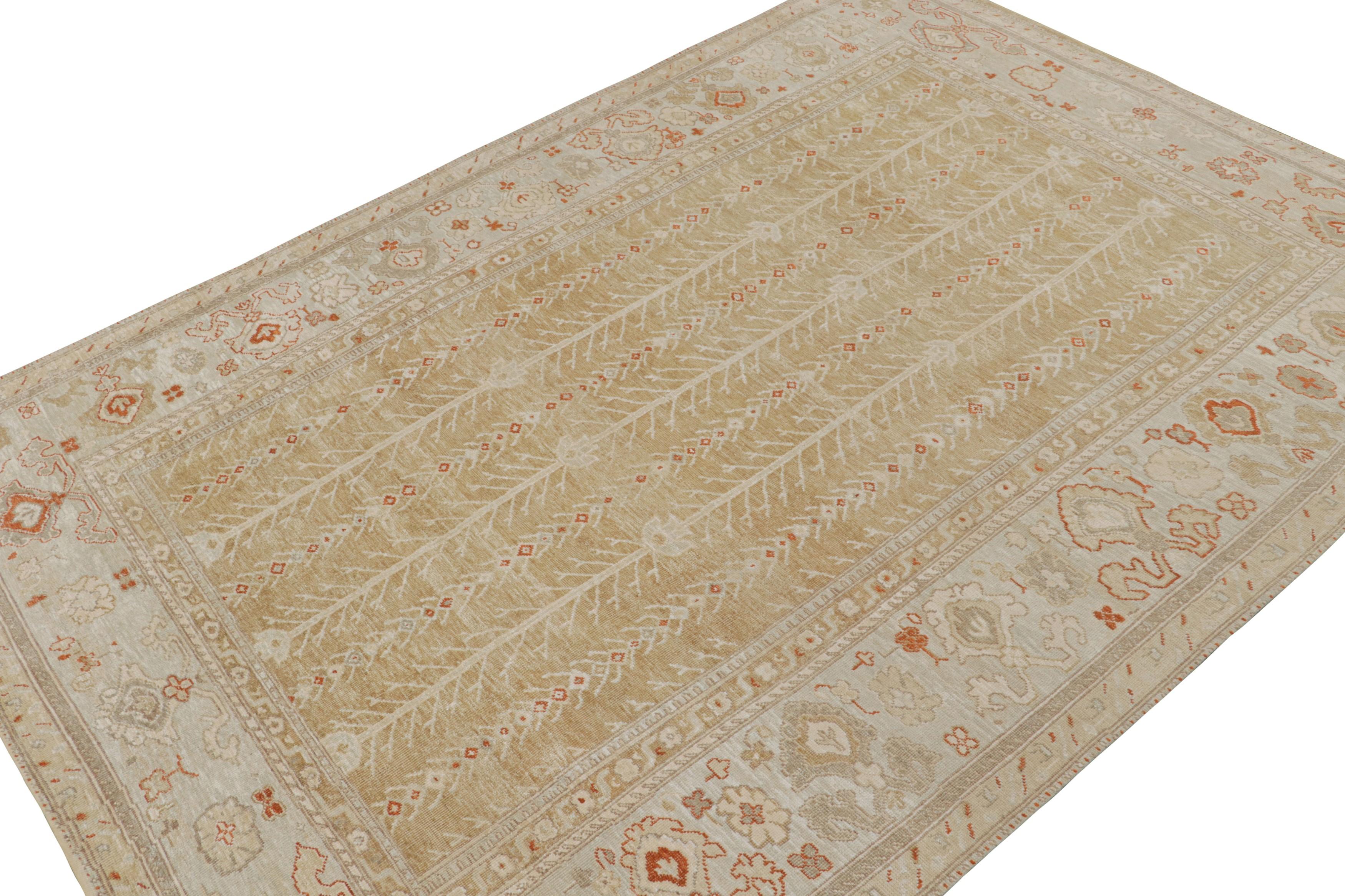 Indiano Rug & Kilim - Tappeto in stile Oushak in oro e grigio con motivi floreali in vendita