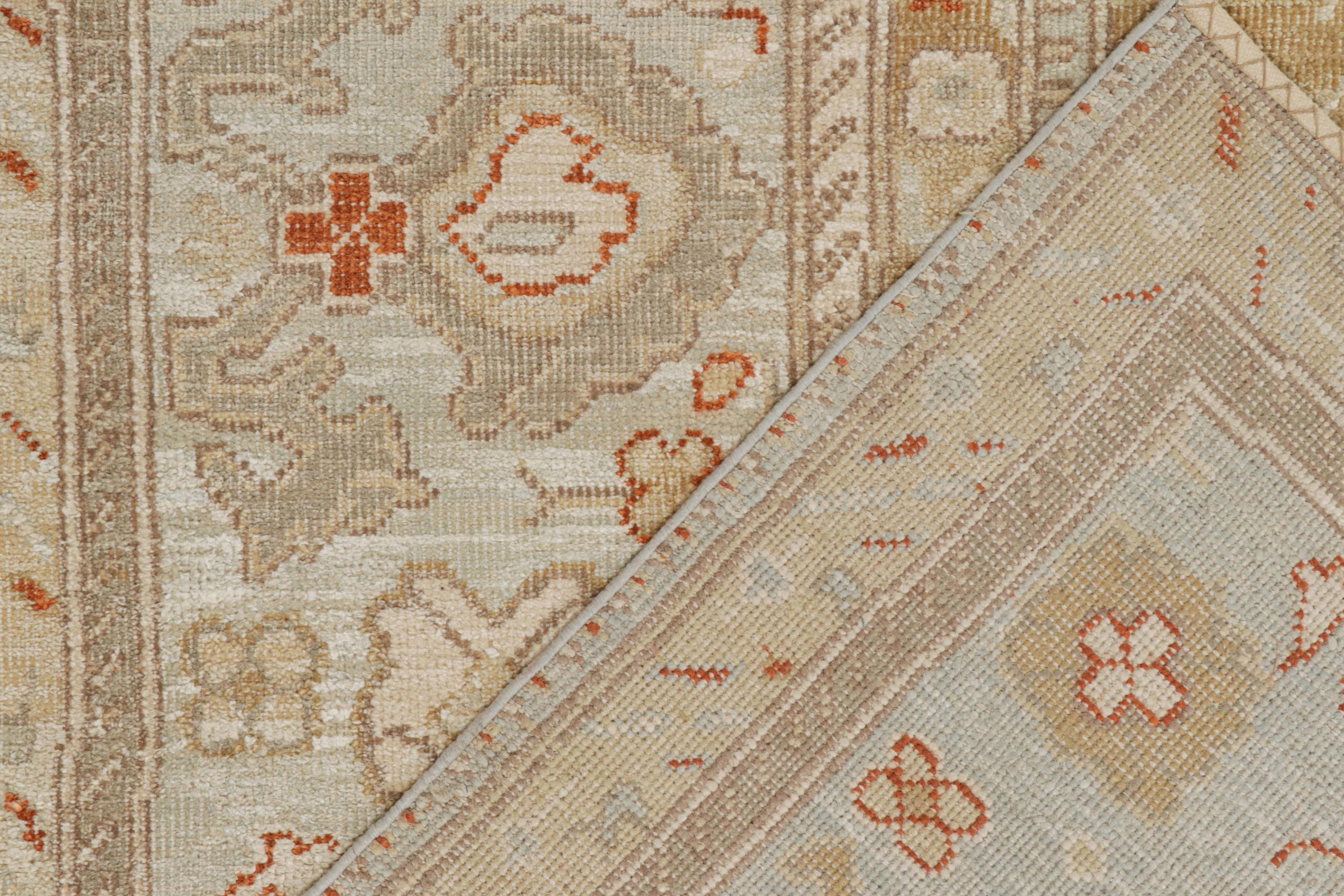 XXI secolo e contemporaneo Rug & Kilim - Tappeto in stile Oushak in oro e grigio con motivi floreali in vendita
