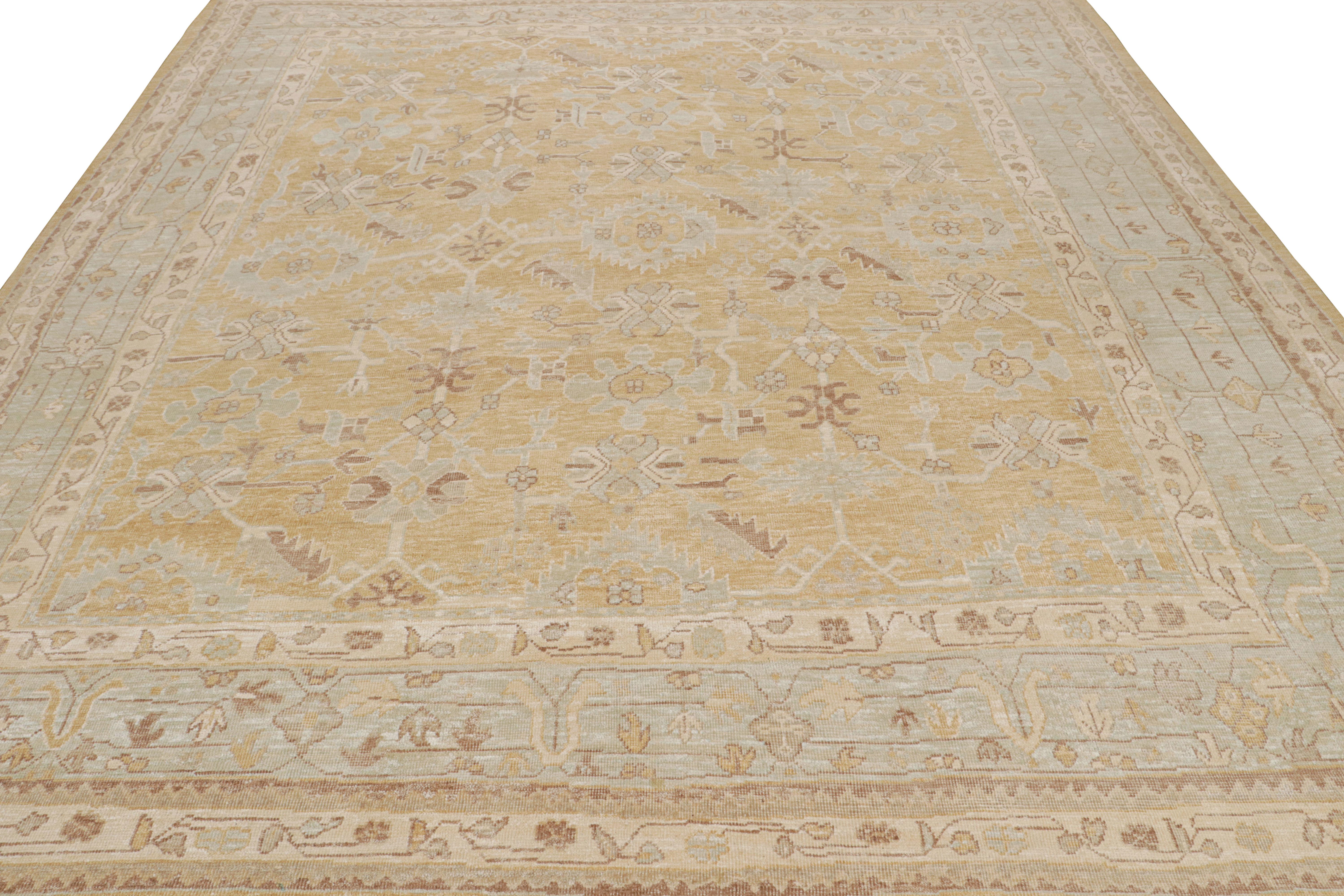 Indien Rug & Kilim's Oushak Style Rug in Gold With All Over Floral Patterns (tapis de style Oushak en or avec motifs floraux) en vente