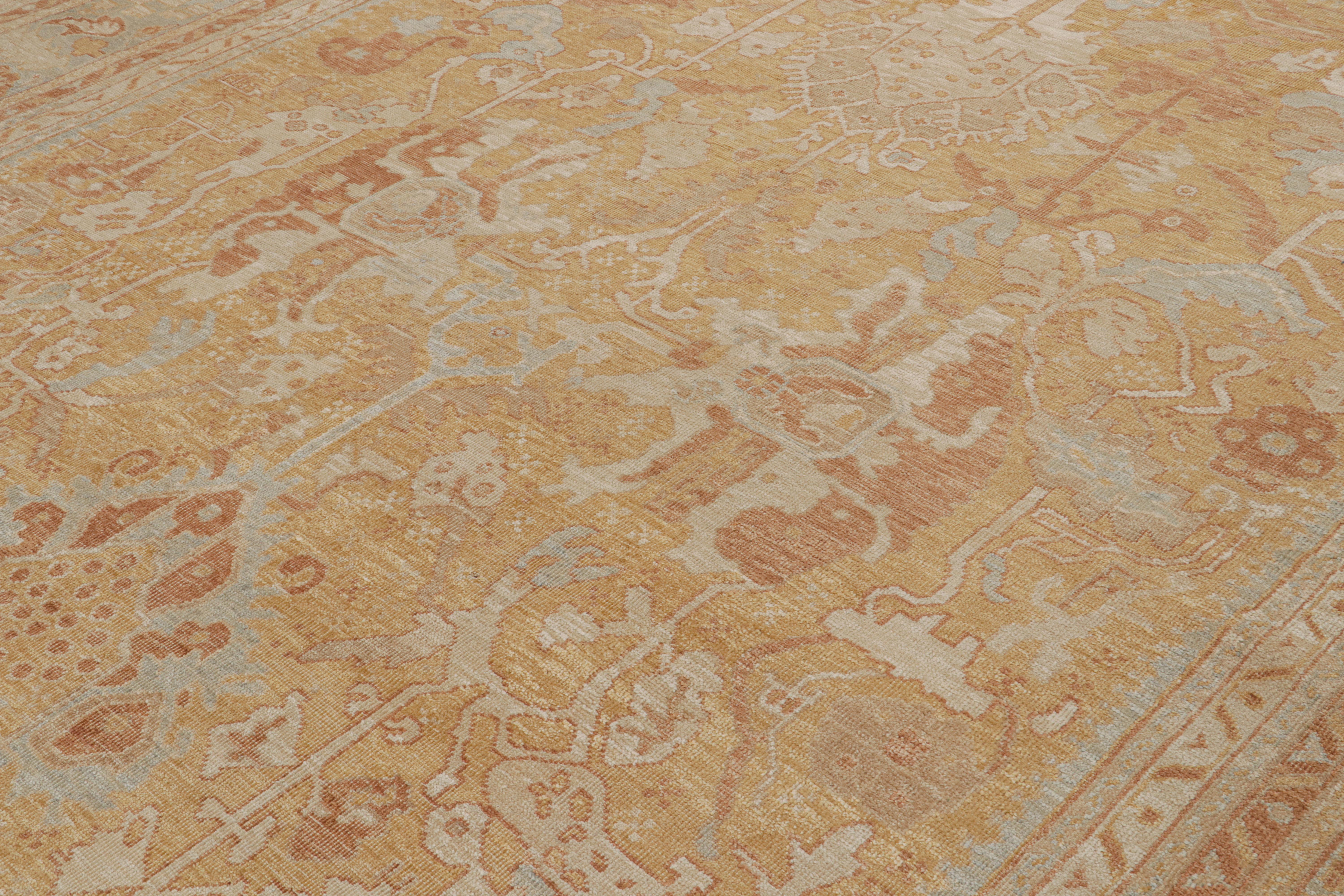 Annodato a mano Rug & Kilim - Tappeto in stile Oushak in oro con motivi floreali all over in vendita