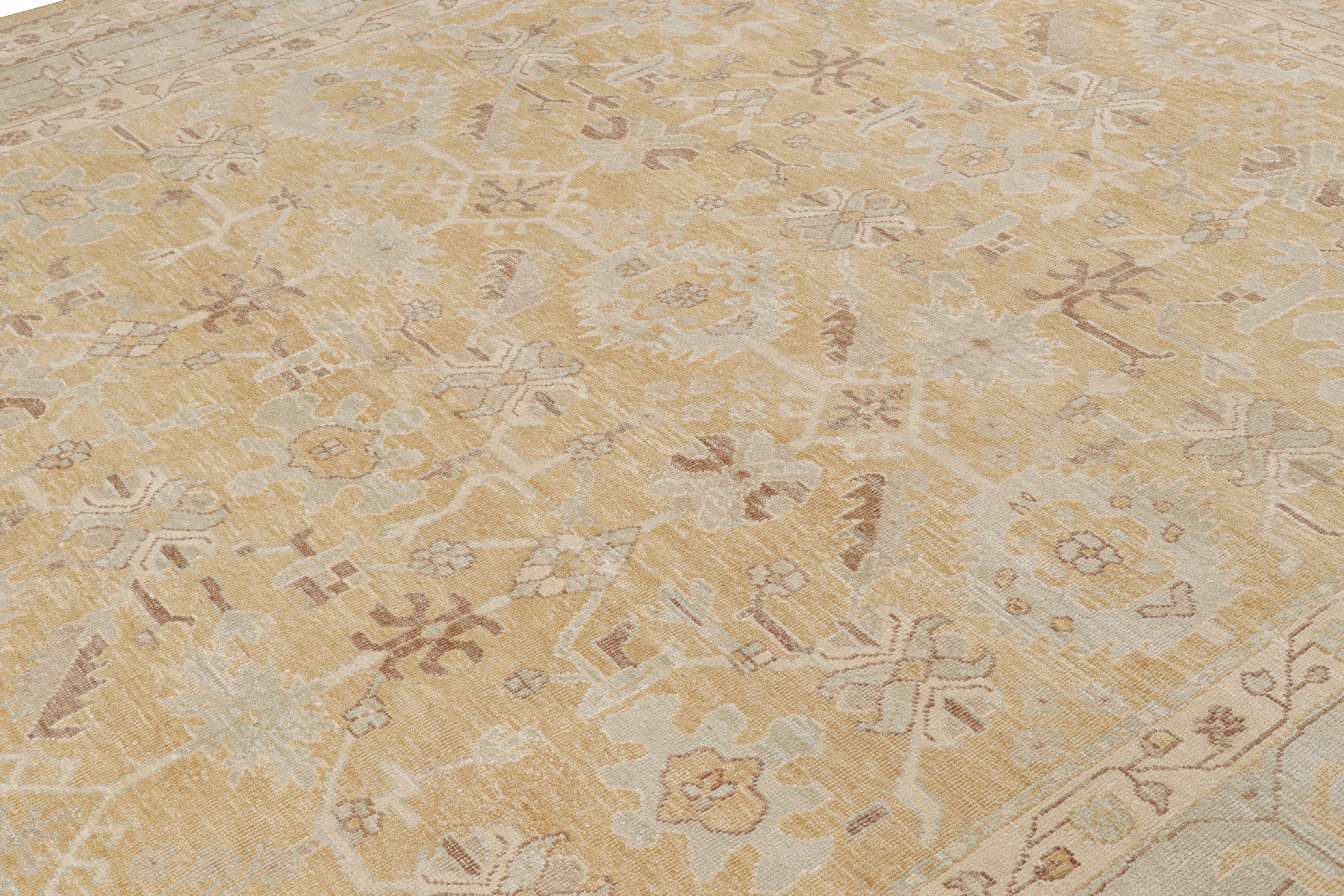 Noué à la main Rug & Kilim's Oushak Style Rug in Gold With All Over Floral Patterns (tapis de style Oushak en or avec motifs floraux) en vente