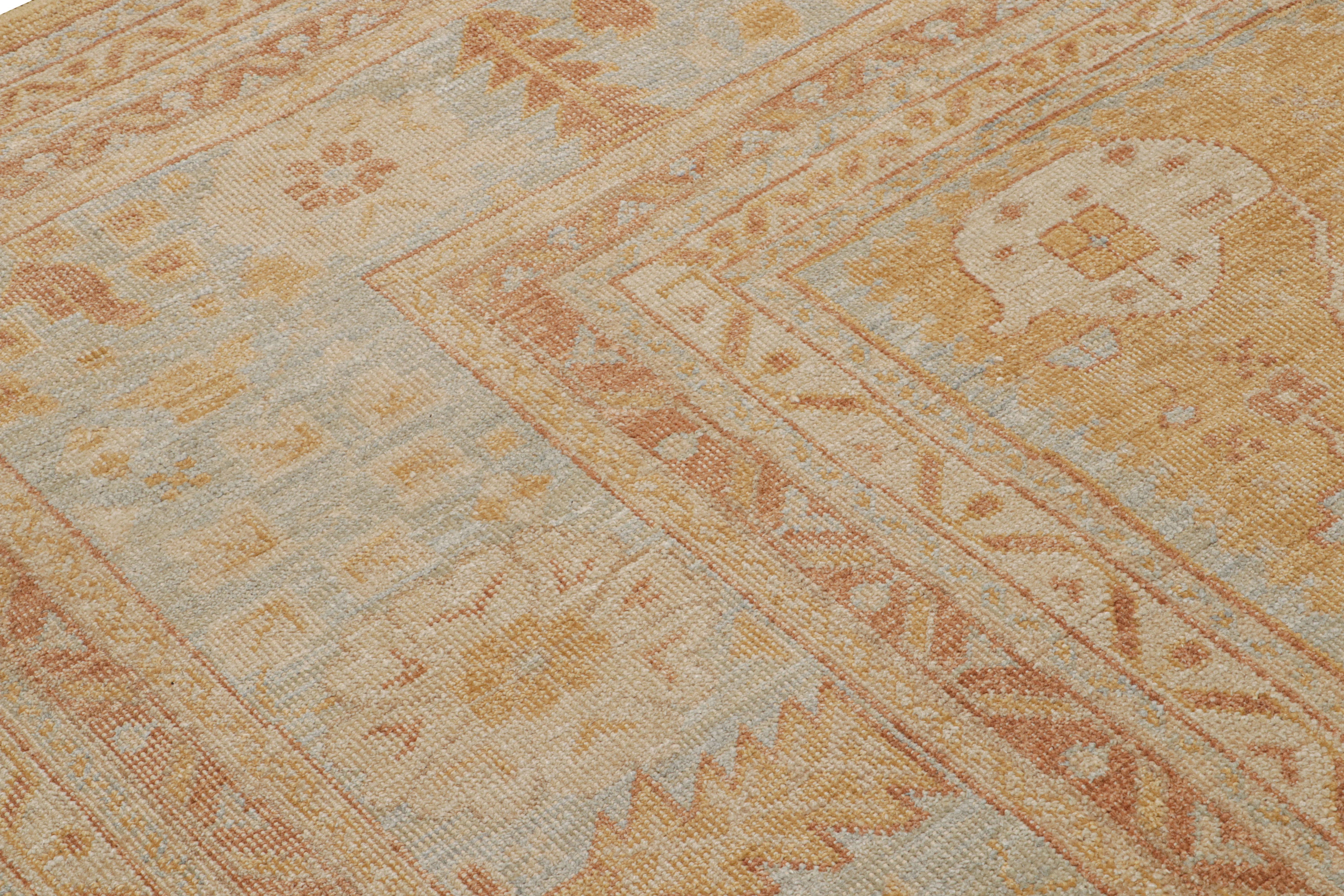 Rug & Kilim - Tappeto in stile Oushak in oro con motivi floreali all over In condizioni Nuovo in vendita a Long Island City, NY