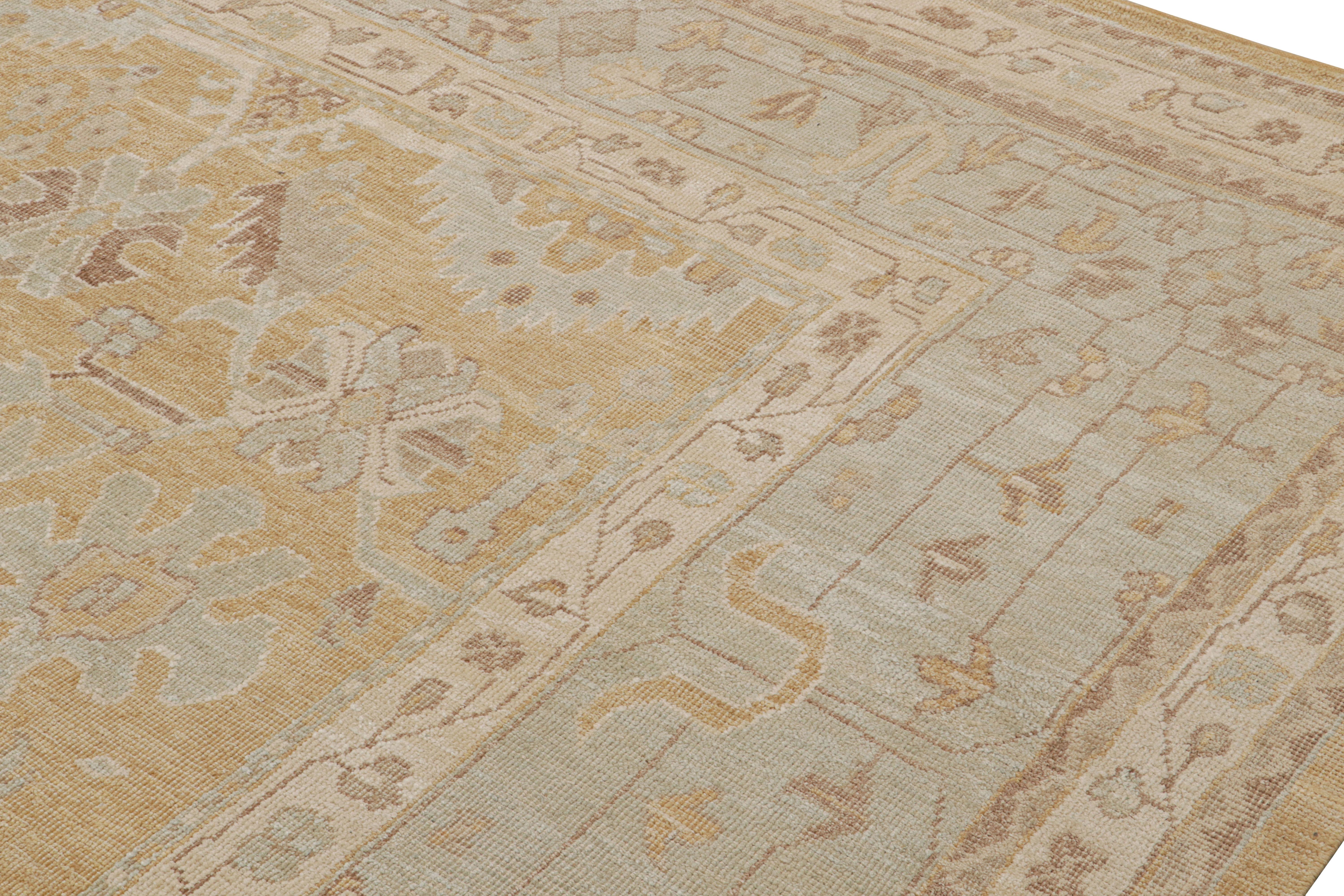 Rug & Kilim's Oushak Style Rug in Gold With All Over Floral Patterns (tapis de style Oushak en or avec motifs floraux) Neuf - En vente à Long Island City, NY