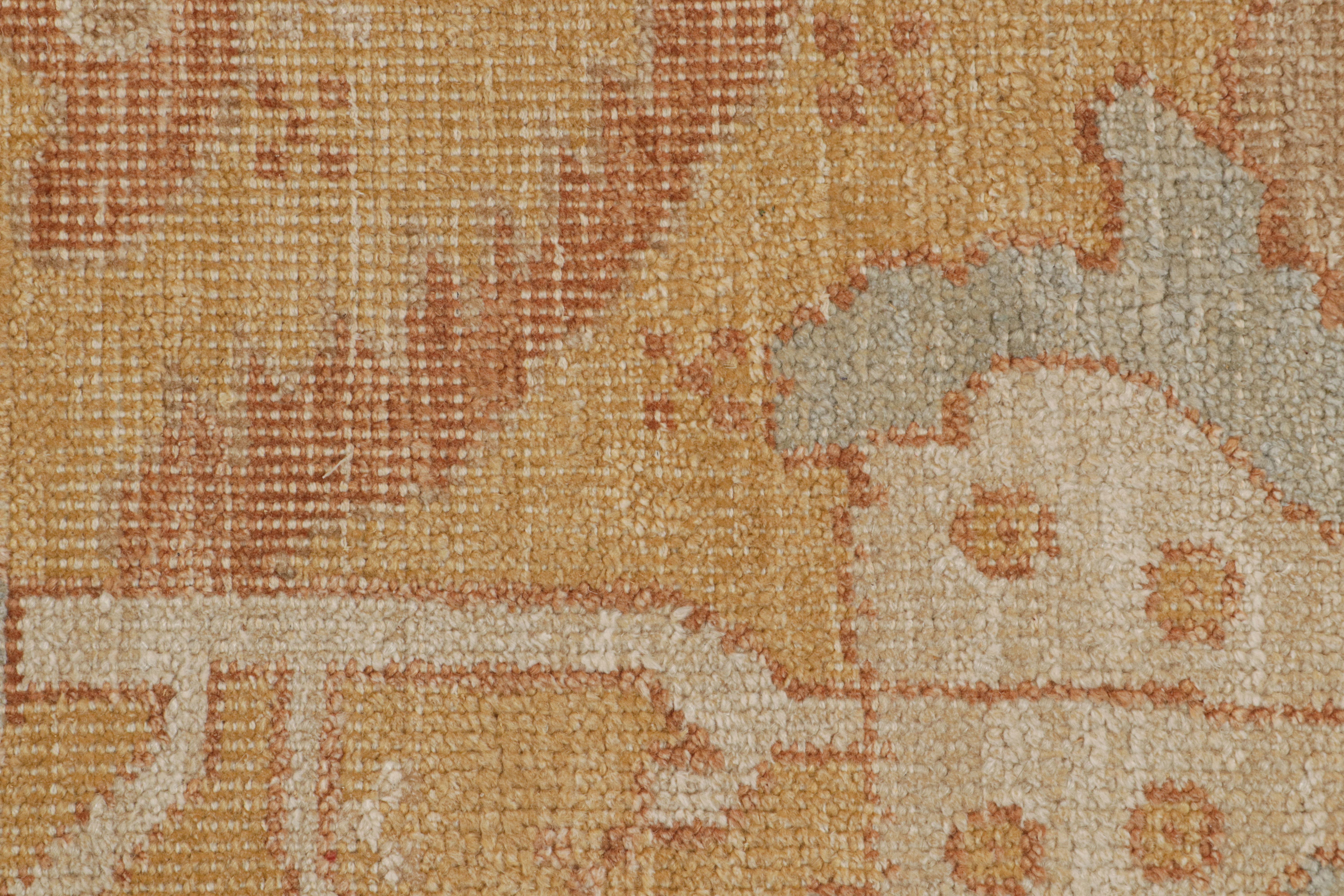 XXI secolo e contemporaneo Rug & Kilim - Tappeto in stile Oushak in oro con motivi floreali all over in vendita