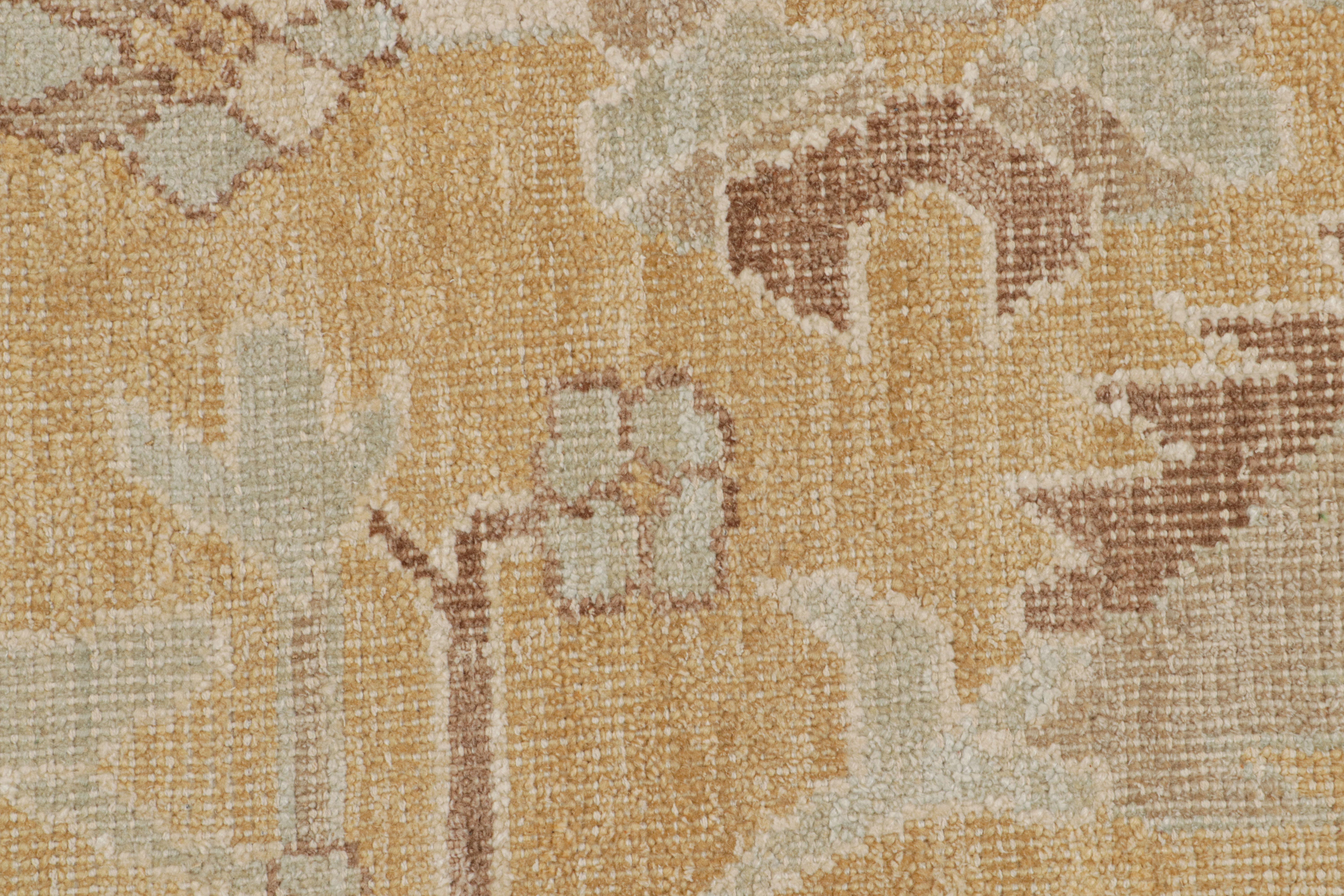 XXIe siècle et contemporain Rug & Kilim's Oushak Style Rug in Gold With All Over Floral Patterns (tapis de style Oushak en or avec motifs floraux) en vente