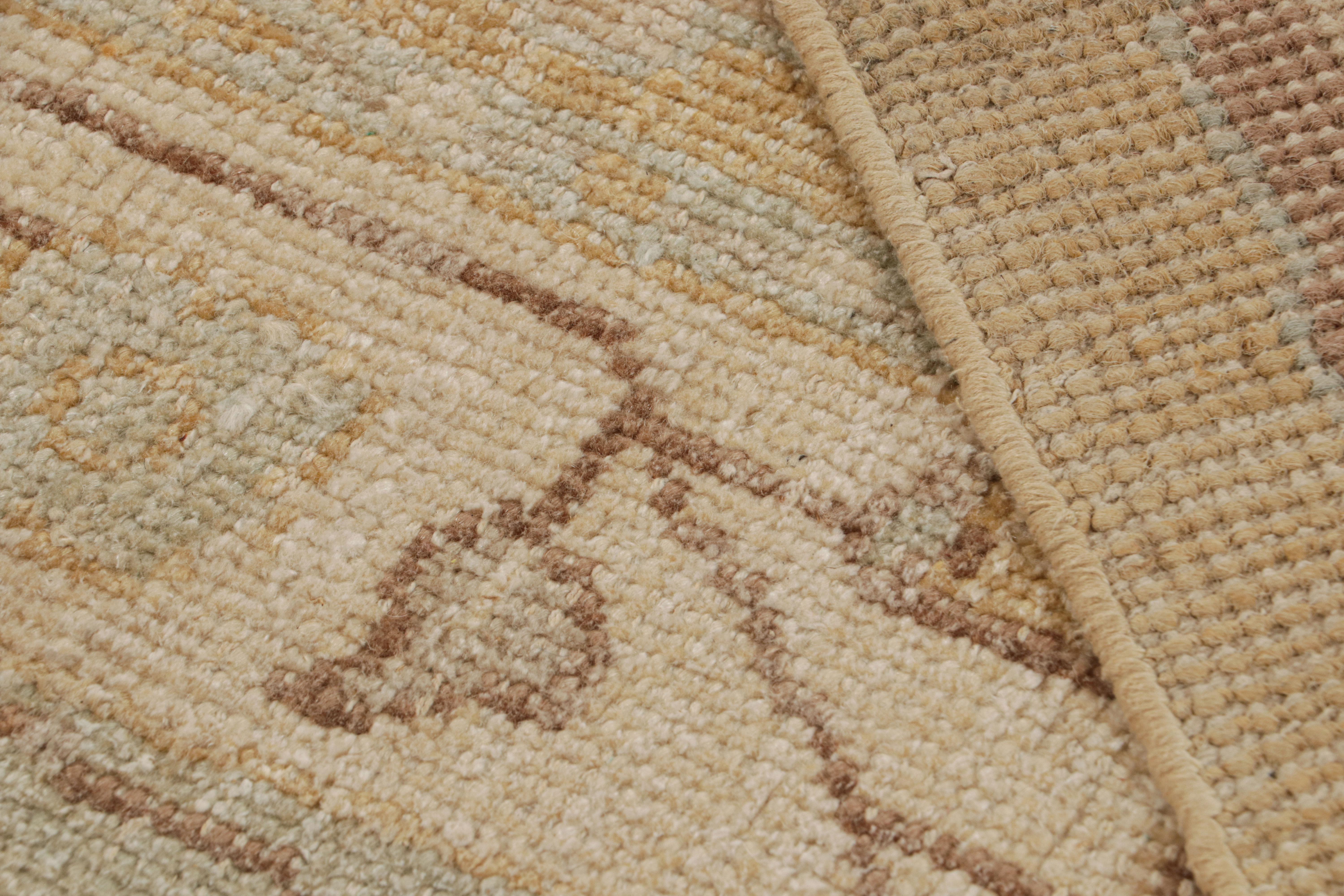Laine Rug & Kilim's Oushak Style Rug in Gold With All Over Floral Patterns (tapis de style Oushak en or avec motifs floraux) en vente