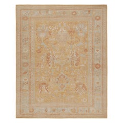 Rug & Kilim's Oushak Style Rug in Gold With All Over Floral Patterns (tapis de style Oushak en or avec motifs floraux)