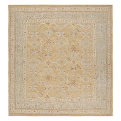 Rug & Kilim's Oushak Style Rug in Gold With All Over Floral Patterns (tapis de style Oushak en or avec motifs floraux)