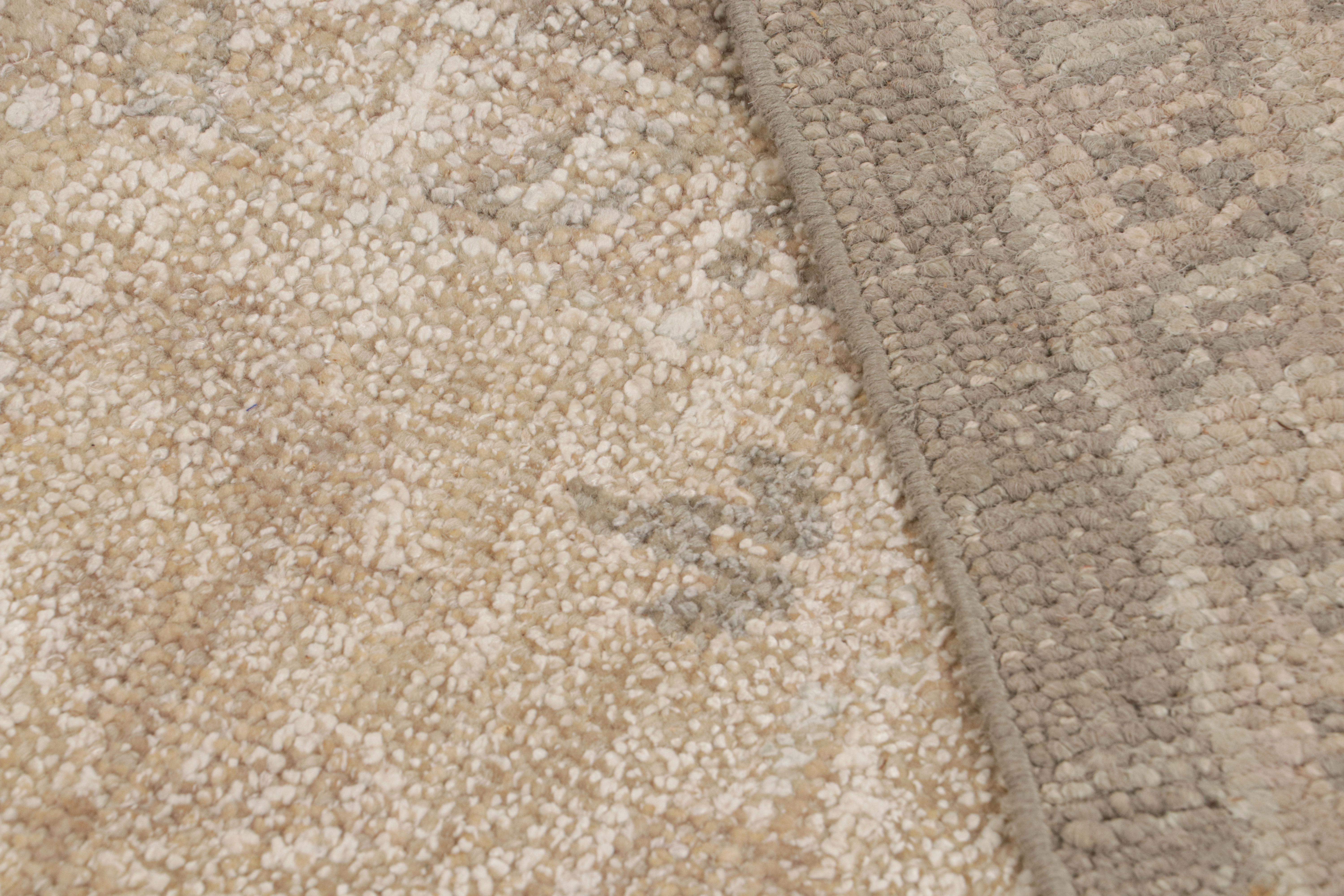 Rug & Kilim's Oushak Style Teppich in grau und braun-beige mit Blumenmustern (Seide) im Angebot