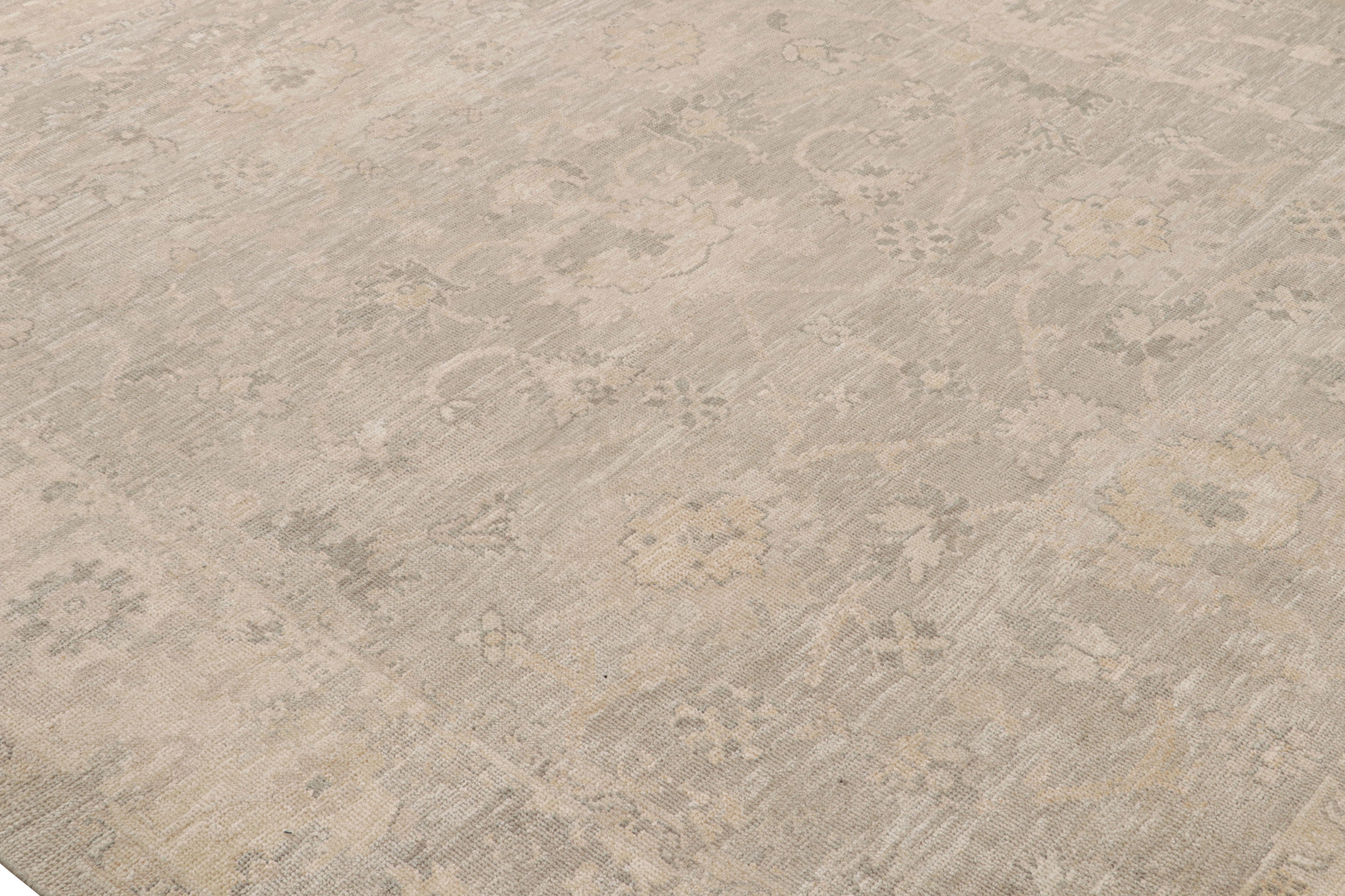 Annodato a mano Tappeto in stile Oushak di Rug & Kilim in grigio e beige con motivo floreale all over in vendita