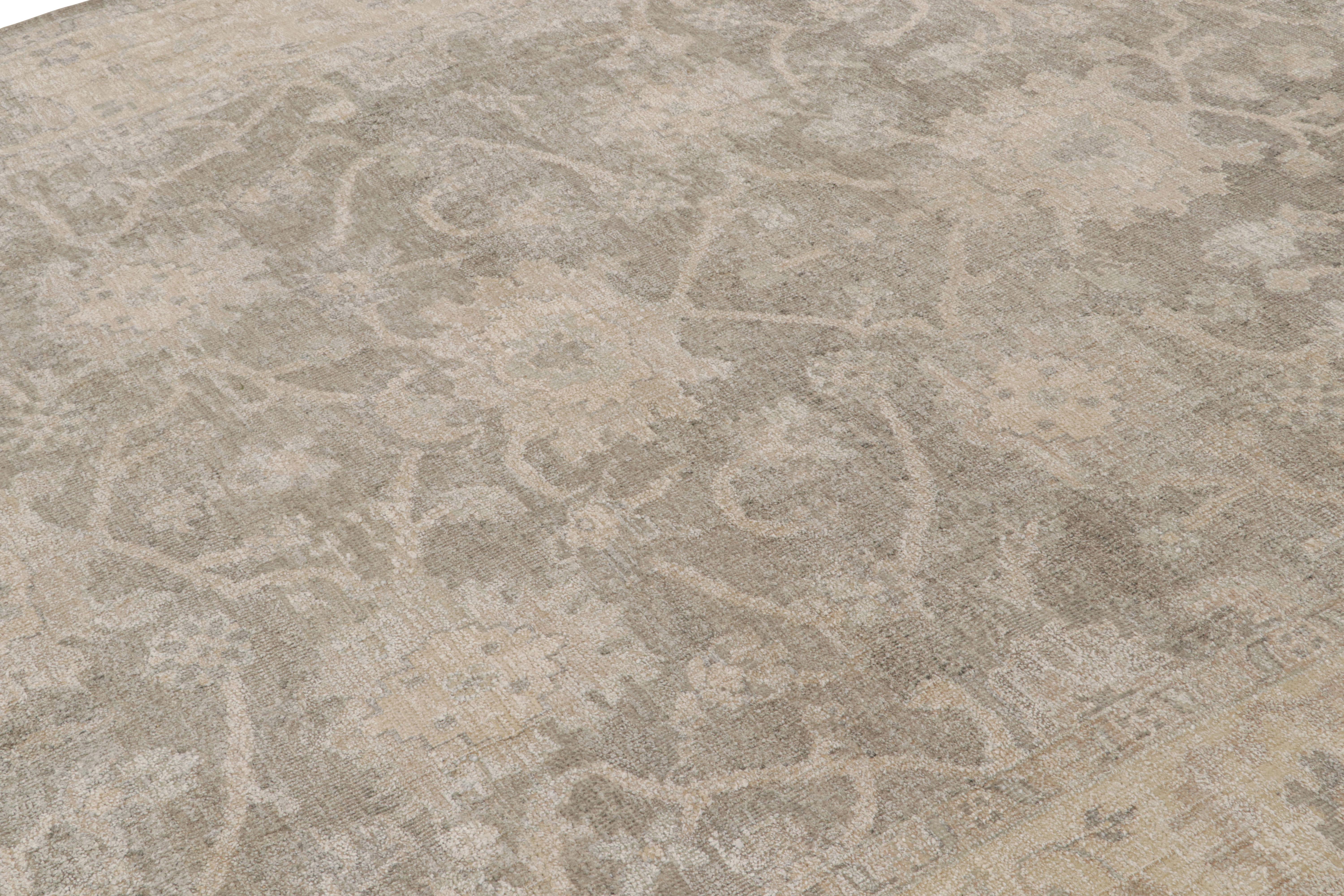 Indien Rug & Kilim's Oushak Style Rug in Gray and Beige With All Over Floral Pattern (Tapis de style Oushak en gris et beige avec motif floral) en vente