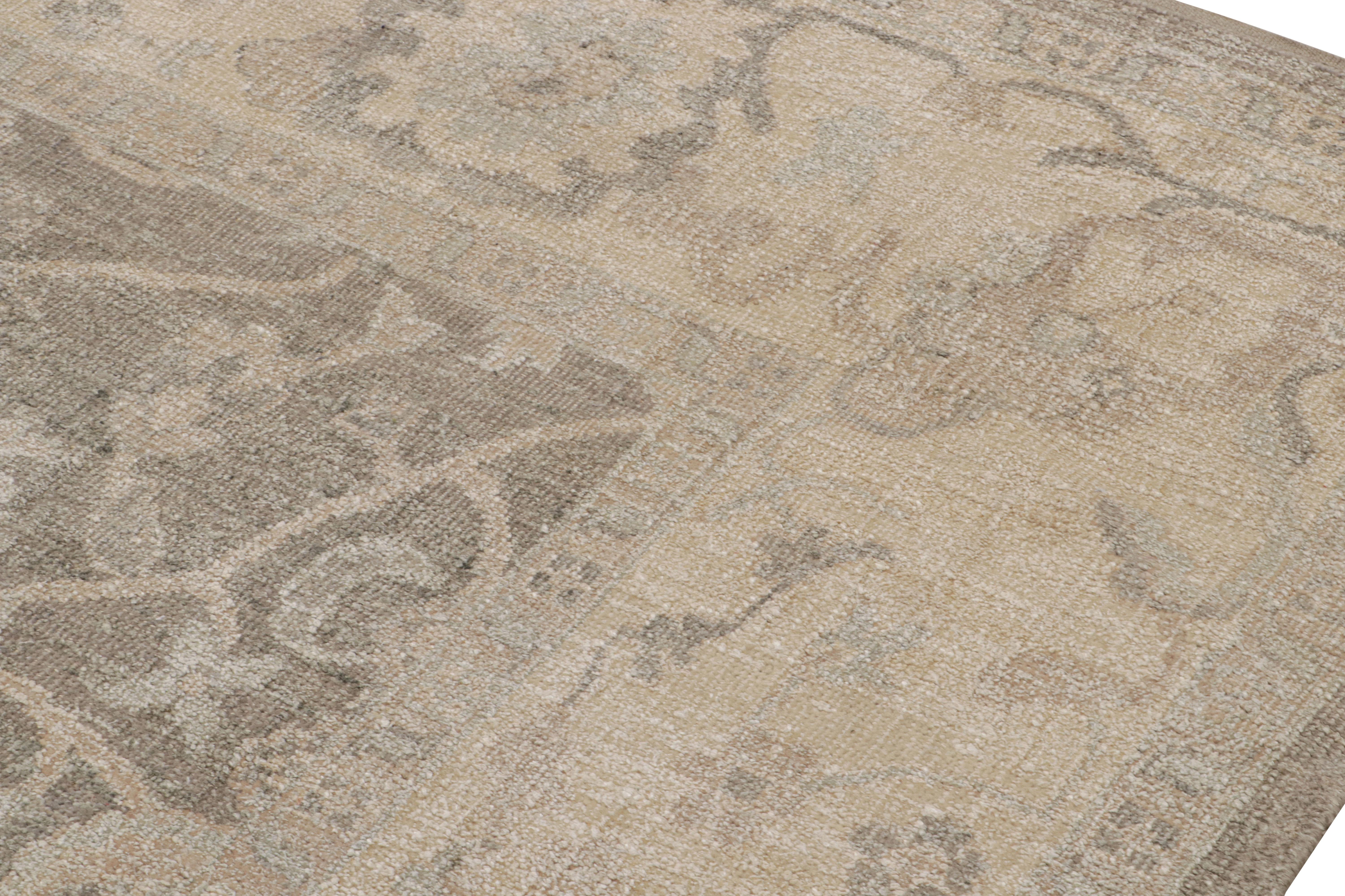 Annodato a mano Tappeto in stile Oushak di Rug & Kilim in grigio e beige con motivo floreale all over in vendita