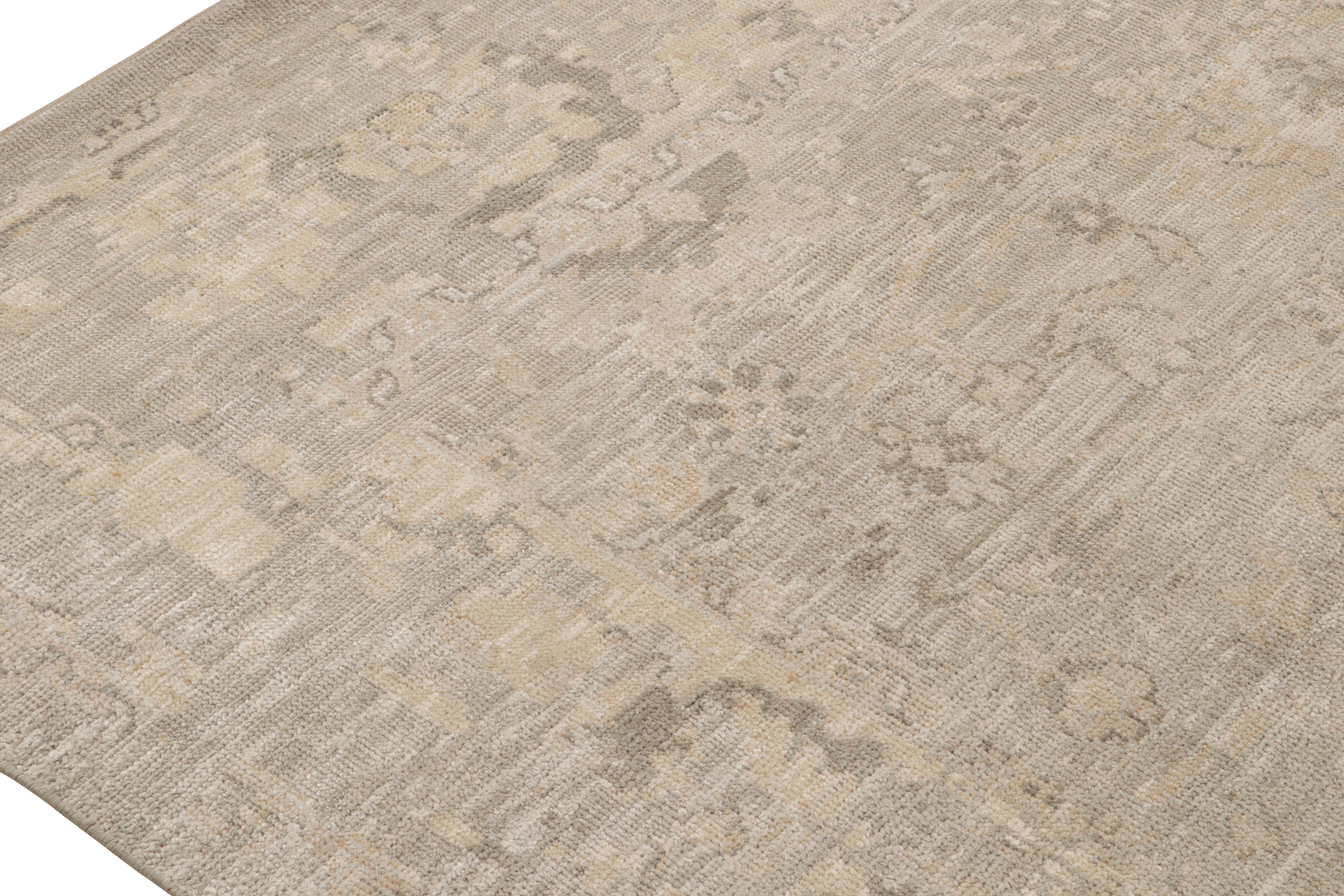 Rug & Kilim's Oushak Style Rug in Gray and Beige With All Over Floral Pattern (Tapis de style Oushak en gris et beige avec motif floral) Neuf - En vente à Long Island City, NY