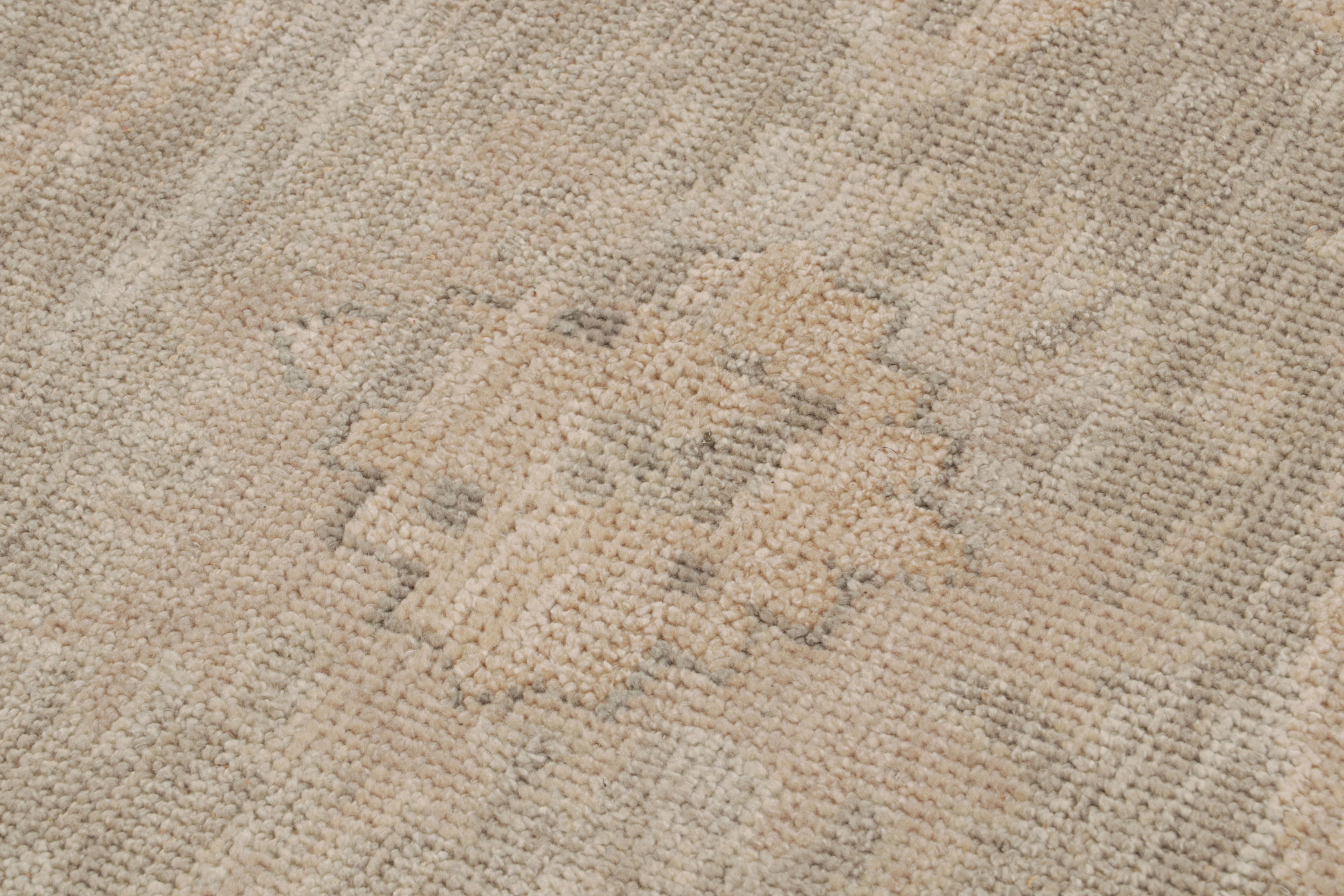 XXI secolo e contemporaneo Tappeto in stile Oushak di Rug & Kilim in grigio e beige con motivo floreale all over in vendita